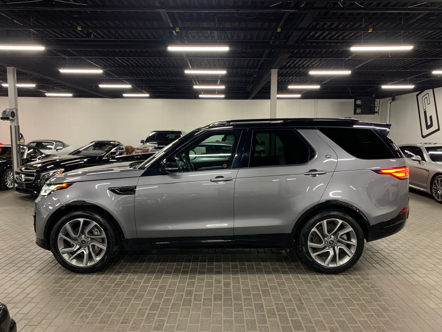 2020 Land Rover Discovery Landmark