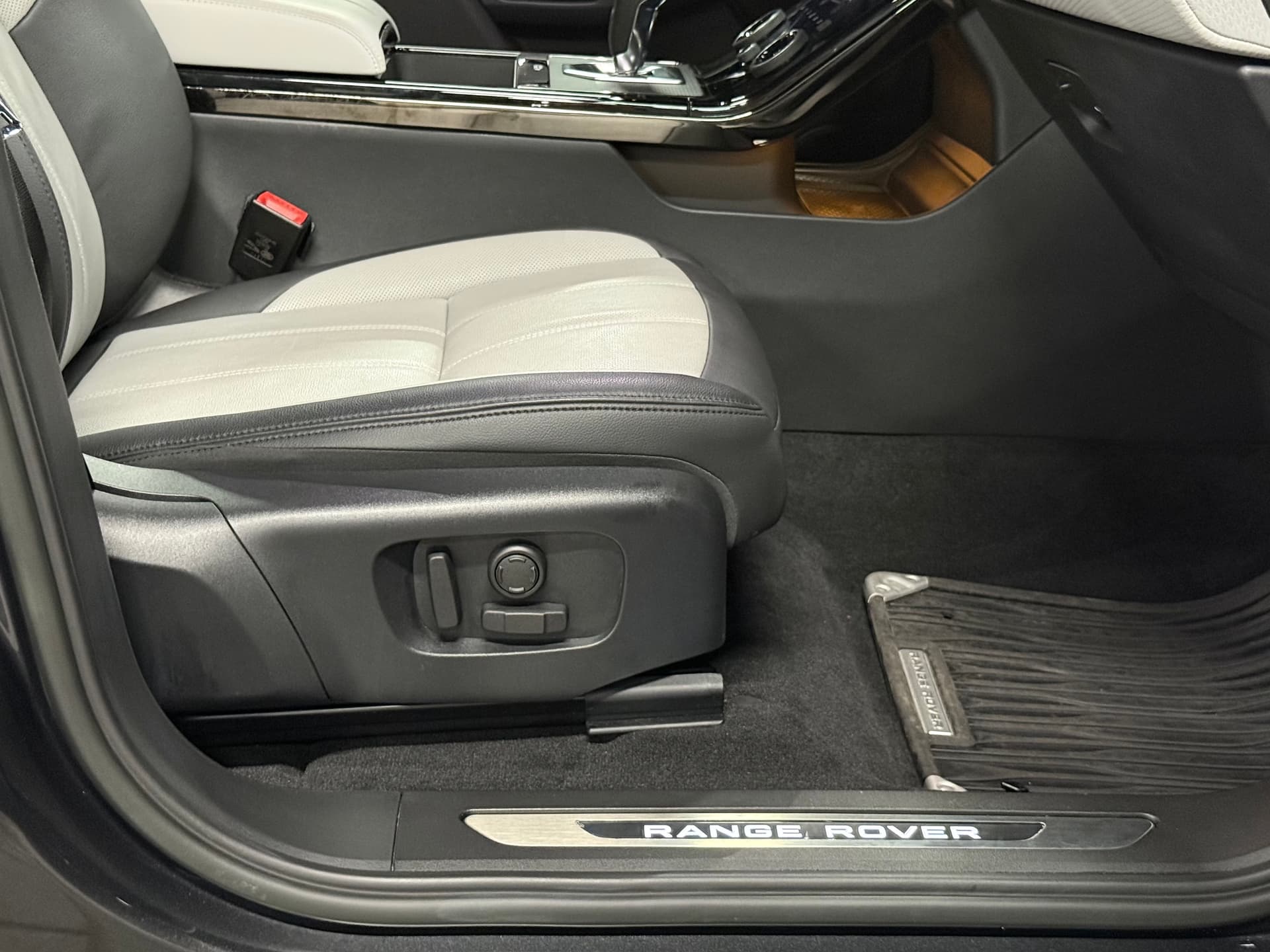 2023 Land Rover Range Rover Evoque P300 HST