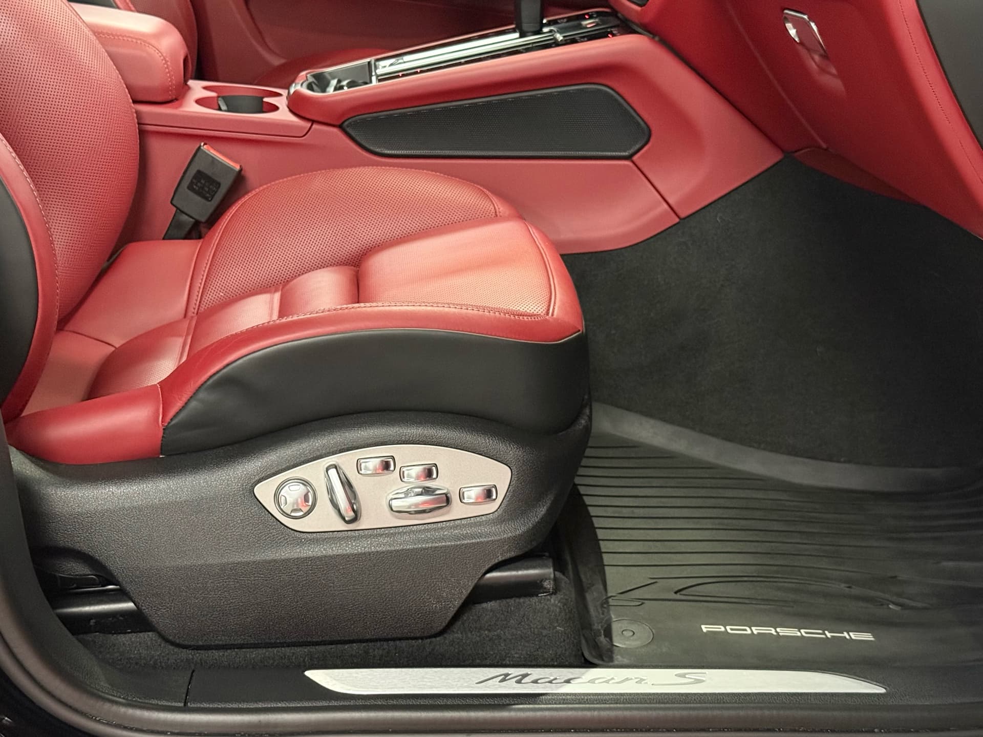 2024 Porsche Macan S | PREMIUM PLUS PACKAGE