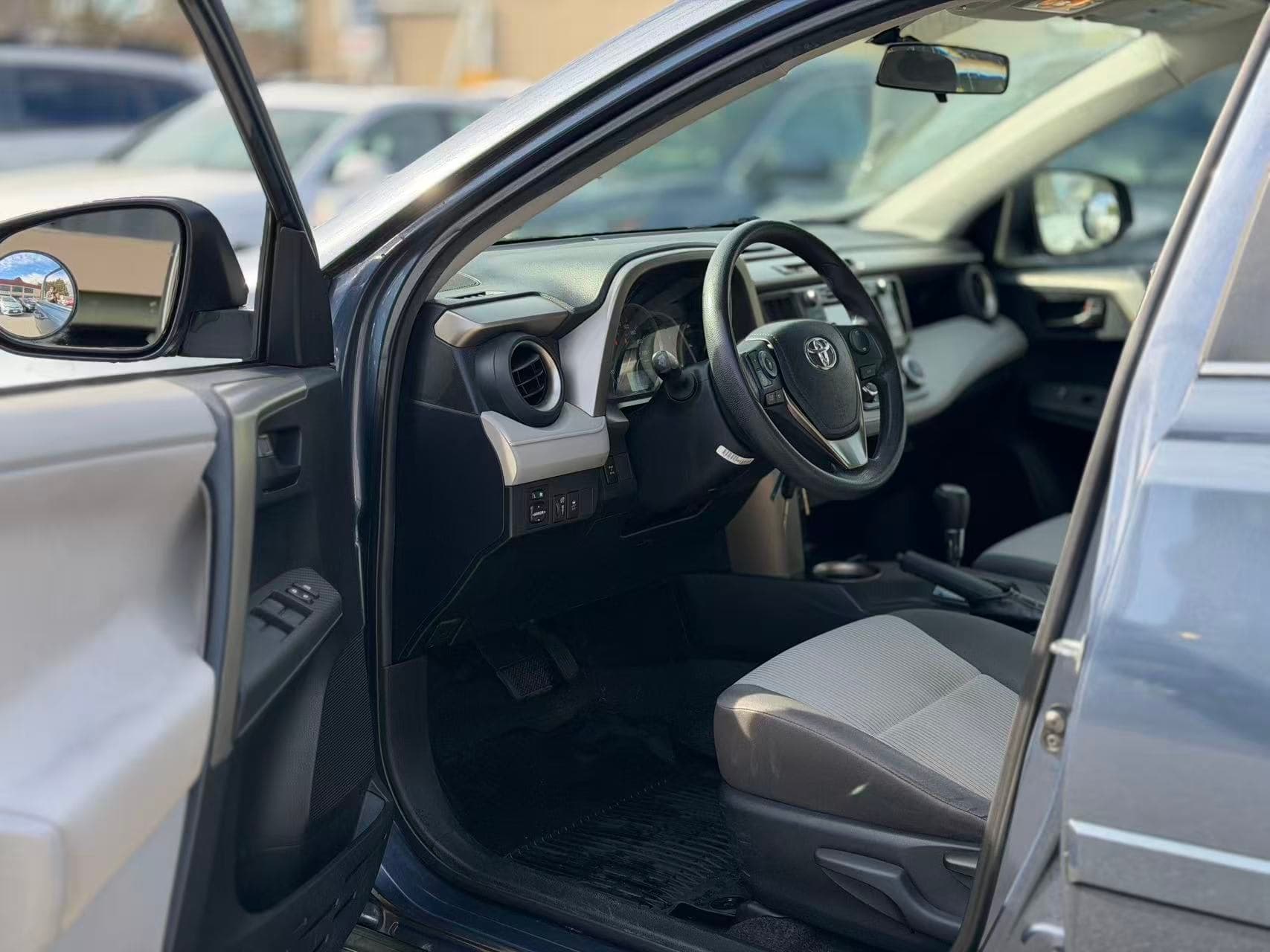 2013 Toyota RAV4 LE. NO ACCIDENT.