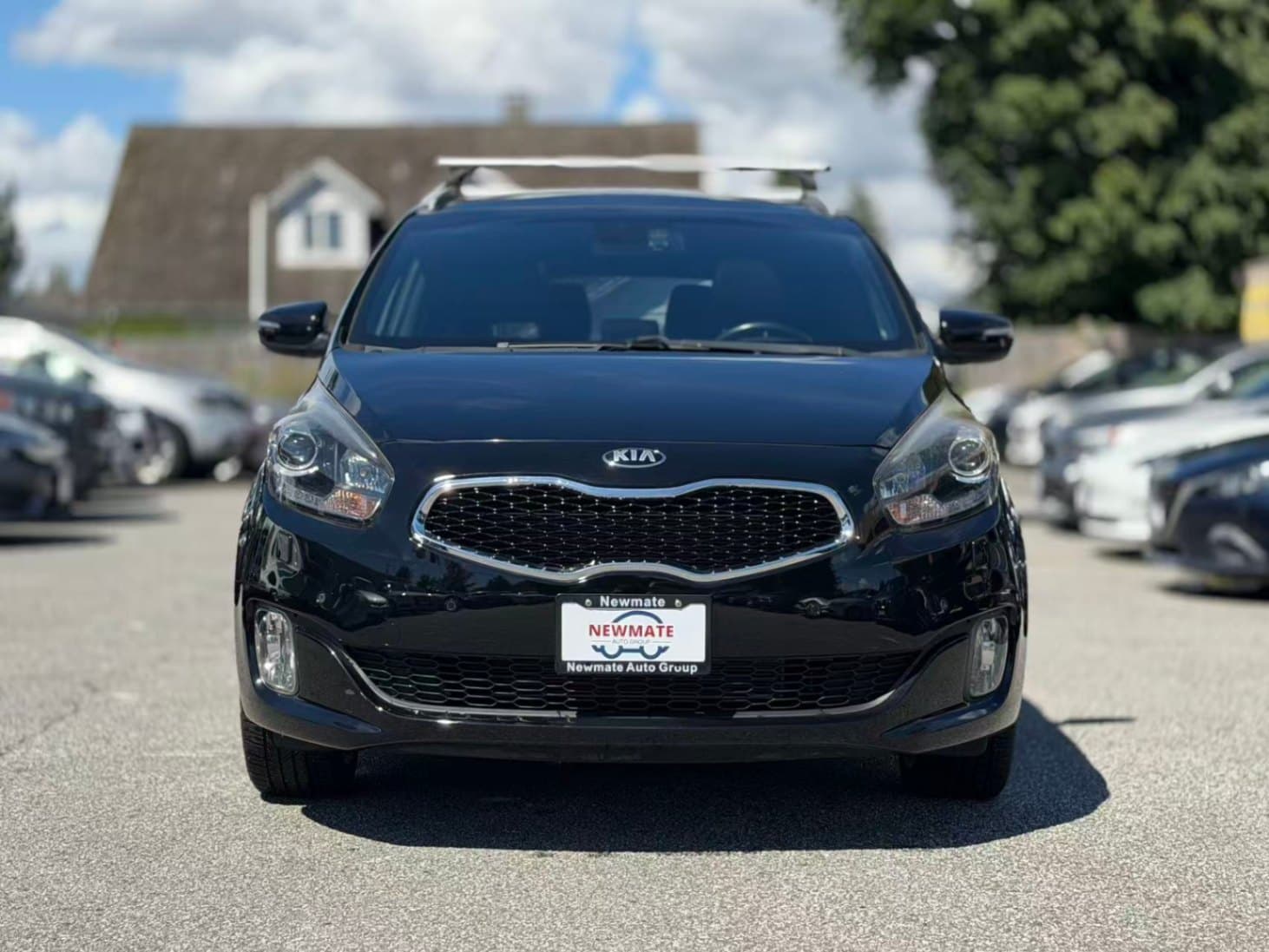 2014 Kia Rondo Luxury. LOCAL BC VEHICLE. FULL SERVICE RECORD. LOW KILOMETRES. 7 SEATER.