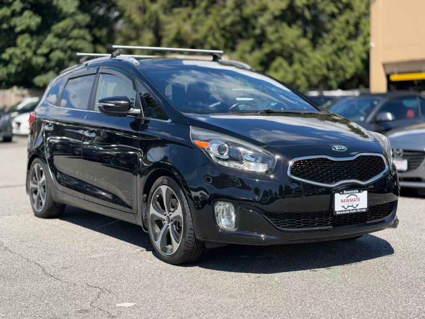 2014 Kia Rondo Luxury. LOCAL BC VEHICLE. FULL SERVICE RECORD. LOW KILOMETRES. 7 SEATER.