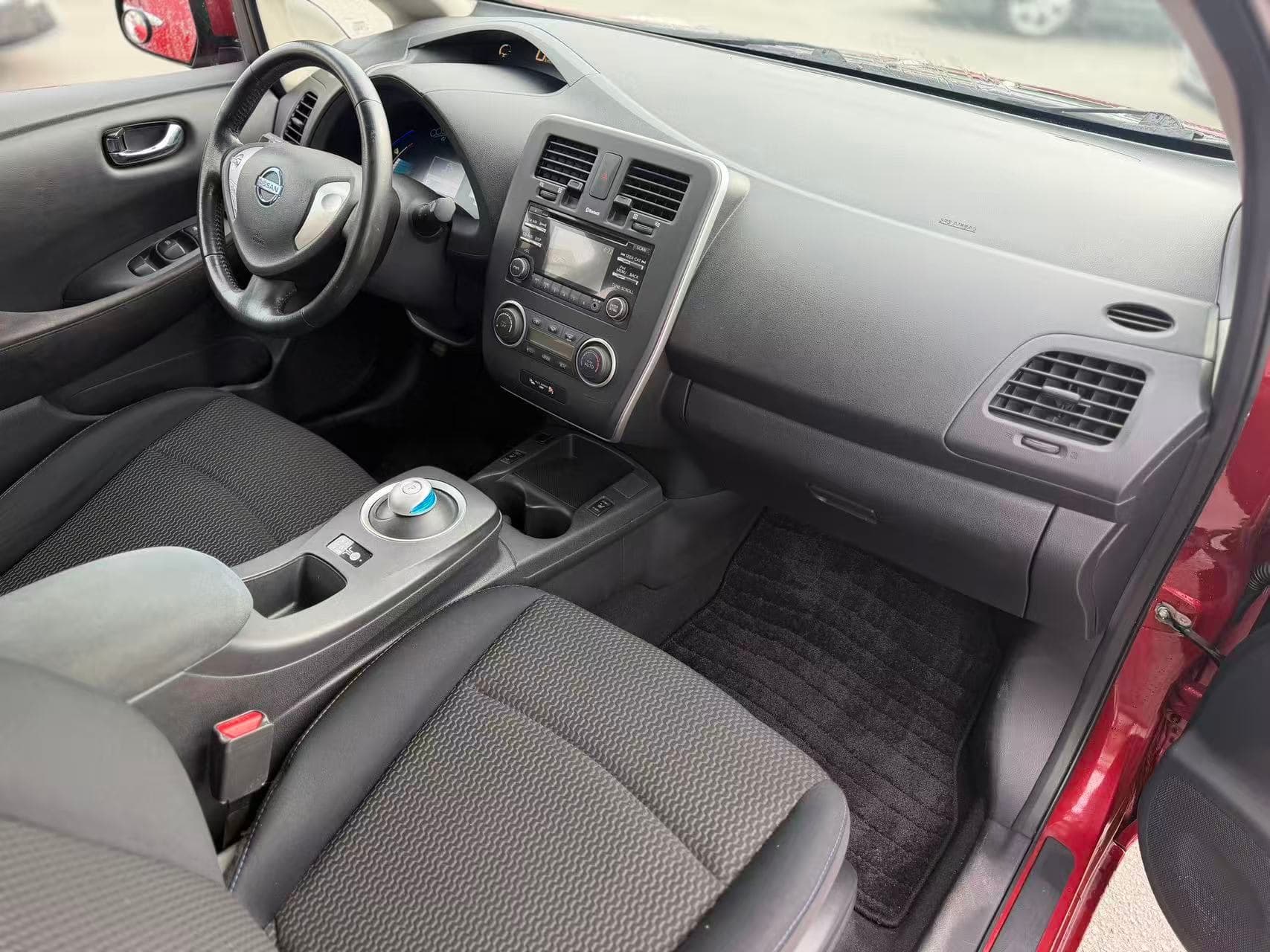 2014 Nissan Leaf S. LOCAL BC CONDITION. BATTERY HEALTH 11/12 BARS LEFT.