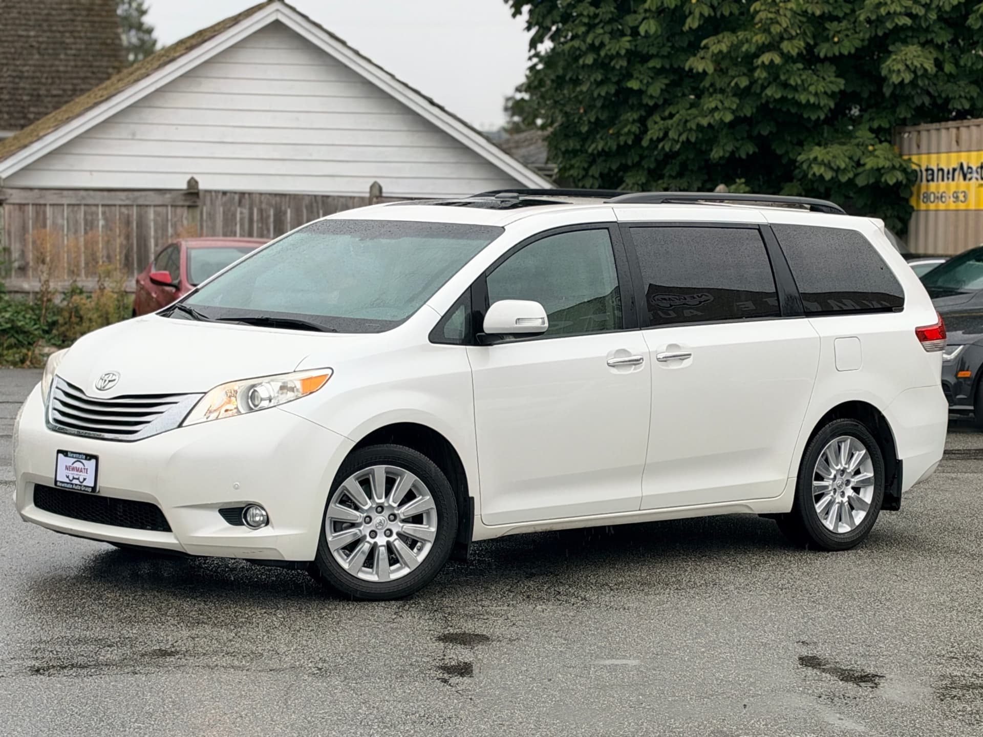 2014 Toyota Sienna Limited. LOCAL BC VEHICLE. FULL SERVICE RECORD. 7 SEATER.