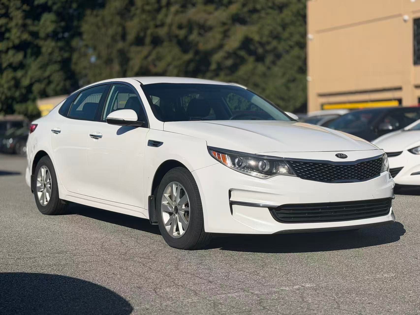 2016 Kia Optima LX+. NO ACCIDENT. LOW KILOMETRES.