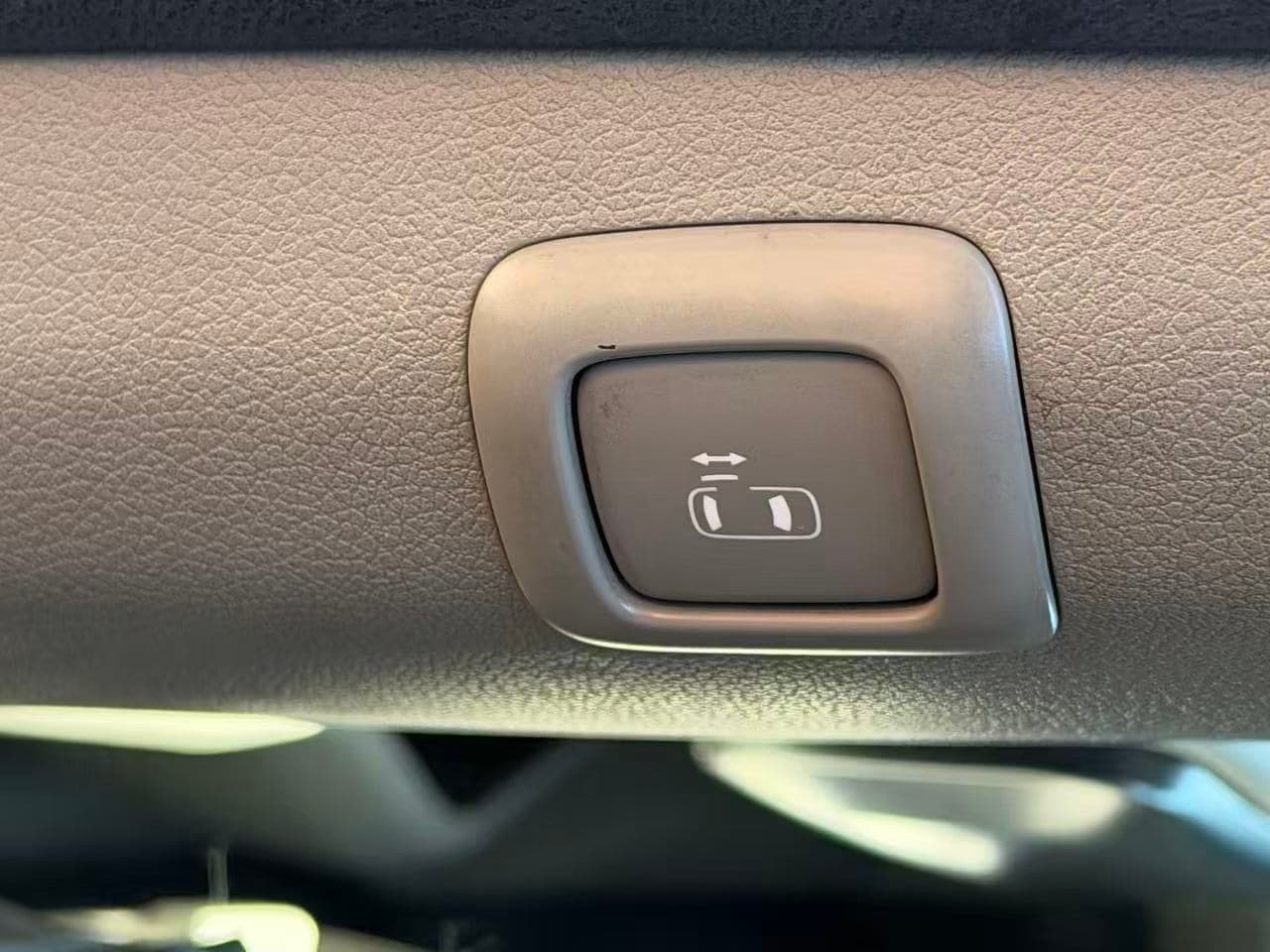 2016 Kia Sedona LX. LOCAL BC VEHICLE. FULL SERVICE RECORD. SUPER LOW KILOMETRES. 8 SEATER.