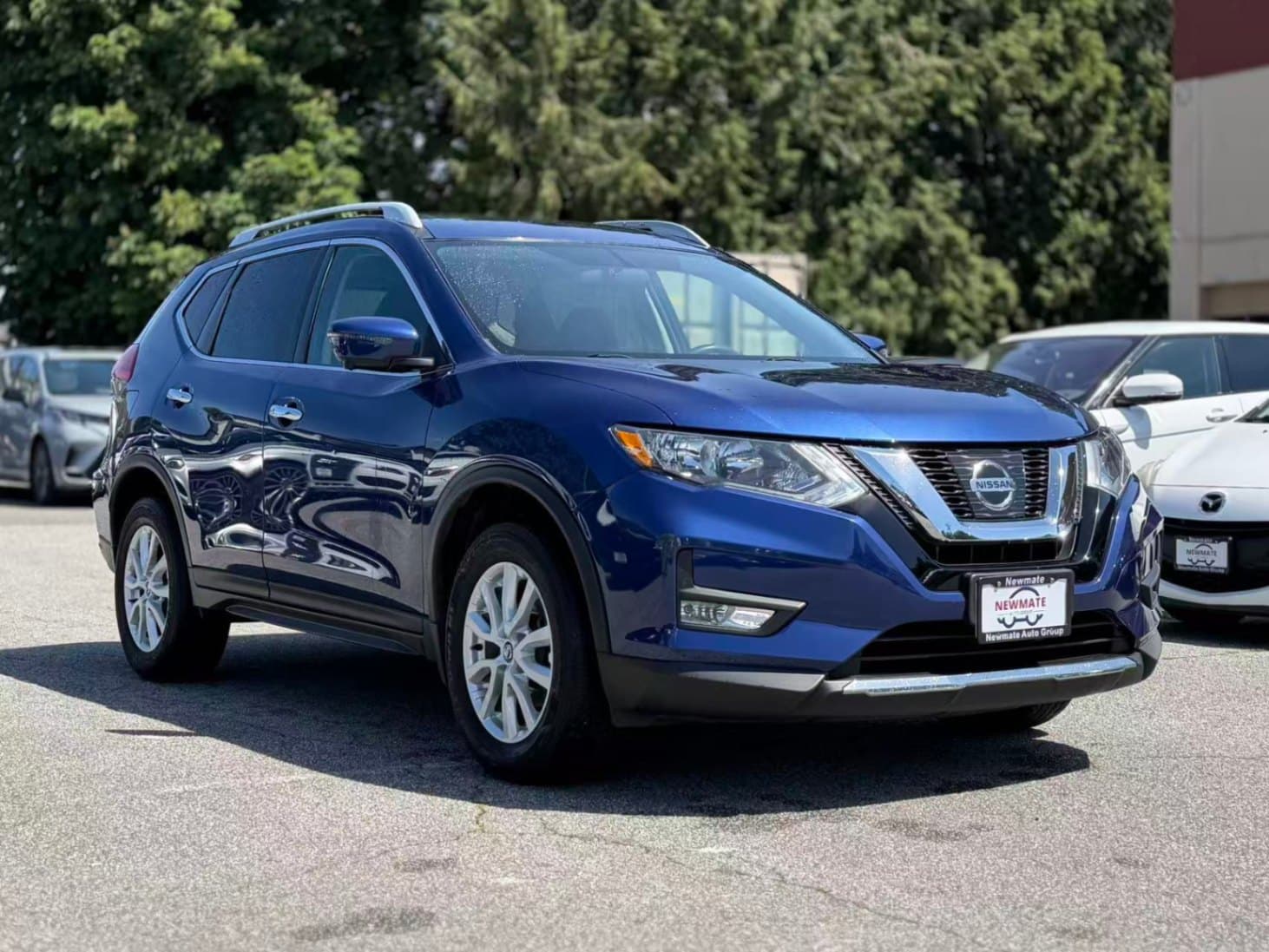 2017 Nissan Rogue SV. LOCAL BC VEHICLE. FULLY OPTIONED.