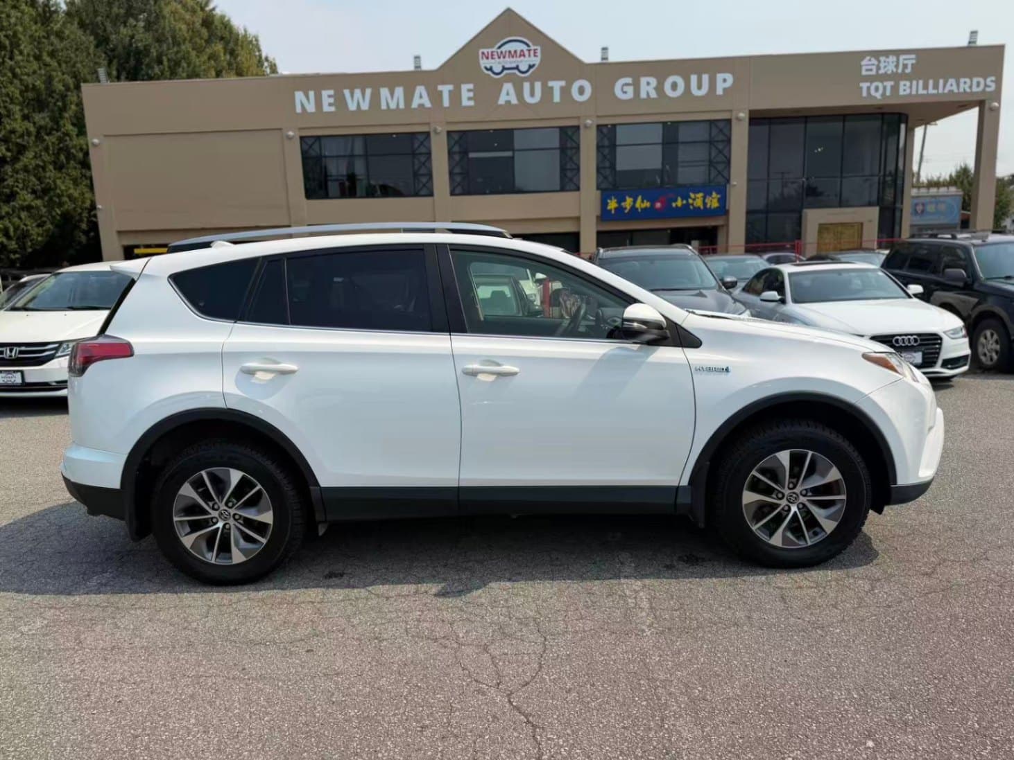 2018 Toyota RAV4 Hybrid LE+ AWD. LOCAL BC VEHICLE. LOW KILOMETRES.