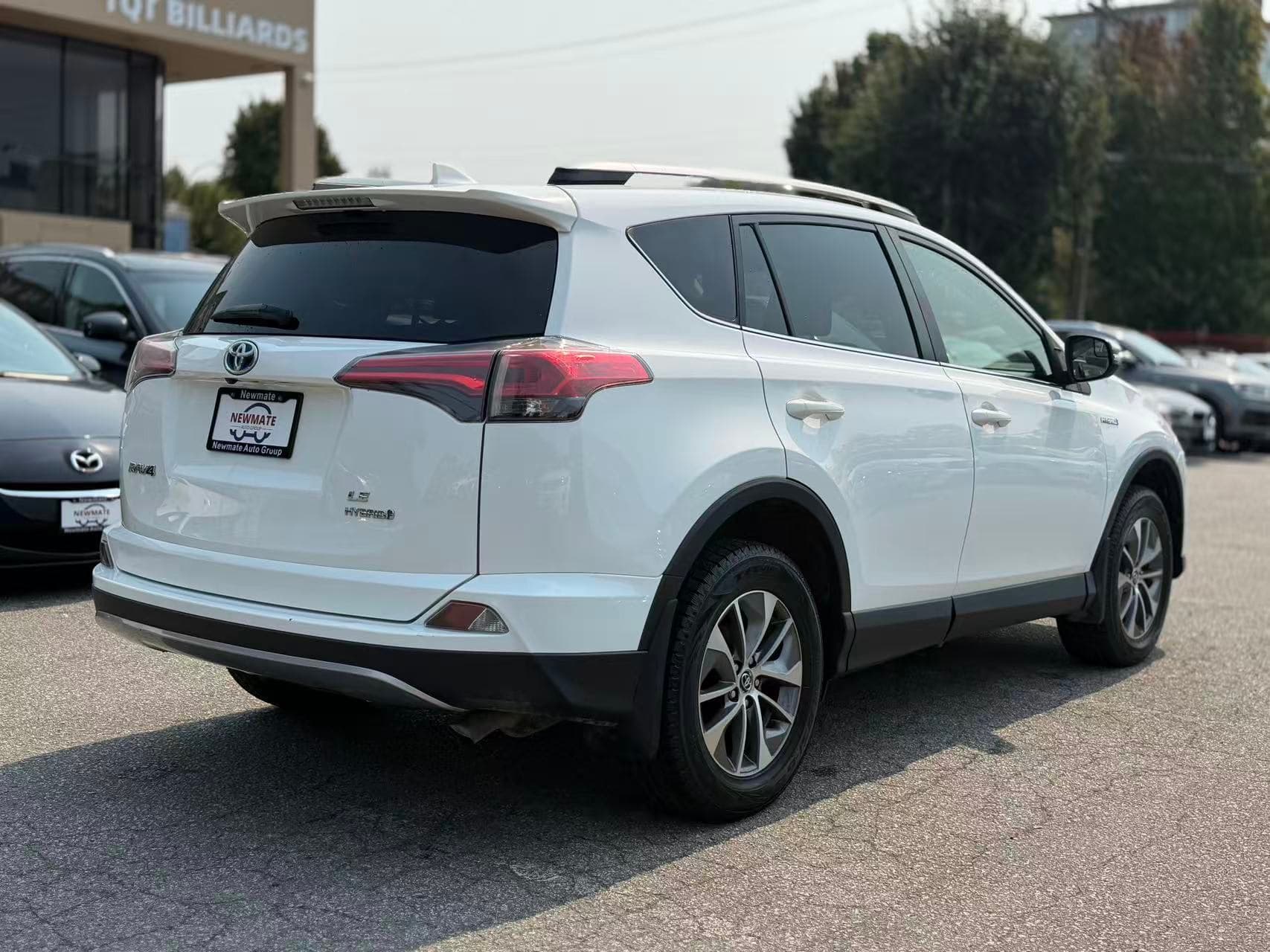 2018 Toyota RAV4 Hybrid LE+ AWD. LOCAL BC VEHICLE. LOW KILOMETRES.