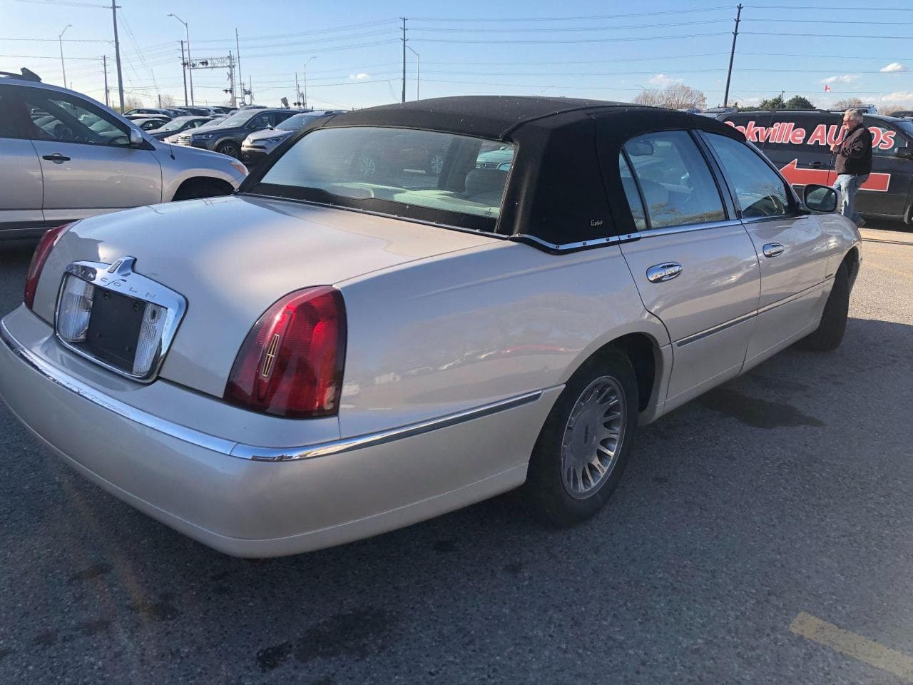 2001 Lincoln Town Car 
                Cartier/ LOW KM 139 K KM/NO ACCIDENTS FULL SERVICE
