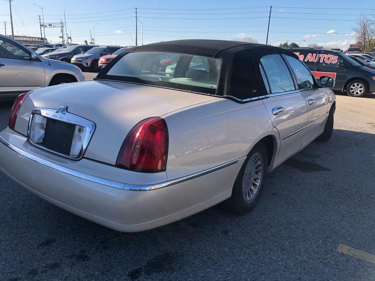2001 Lincoln Town Car 
                Cartier/ LOW KM 139 K KM/NO ACCIDENTS FULL SERVICE
