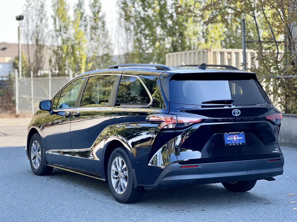 2022 Toyota Sienna LE FWD