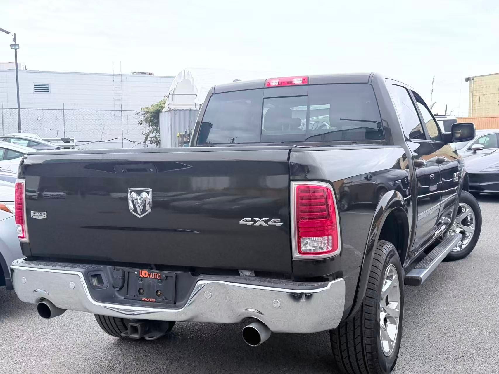 2014 Ram 1500 4WD Crew Cab 140.5" Laramie/ CLEAN TITLE/ VENTILATED SEATS