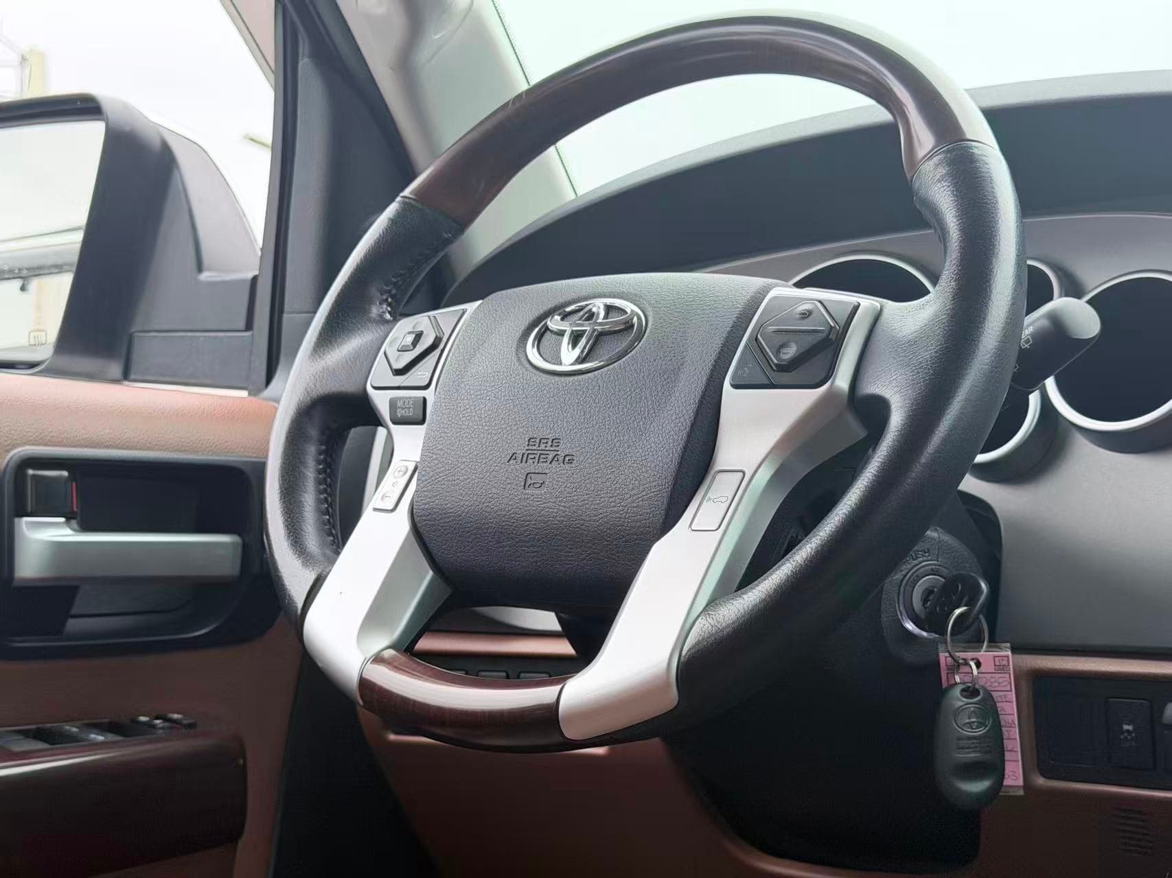 2016 Toyota Sequoia 4WD 4dr Platinum/ CLEAN TITLE/ BC LOCAL/ REAR ENTERTAINMENT SYSTEM