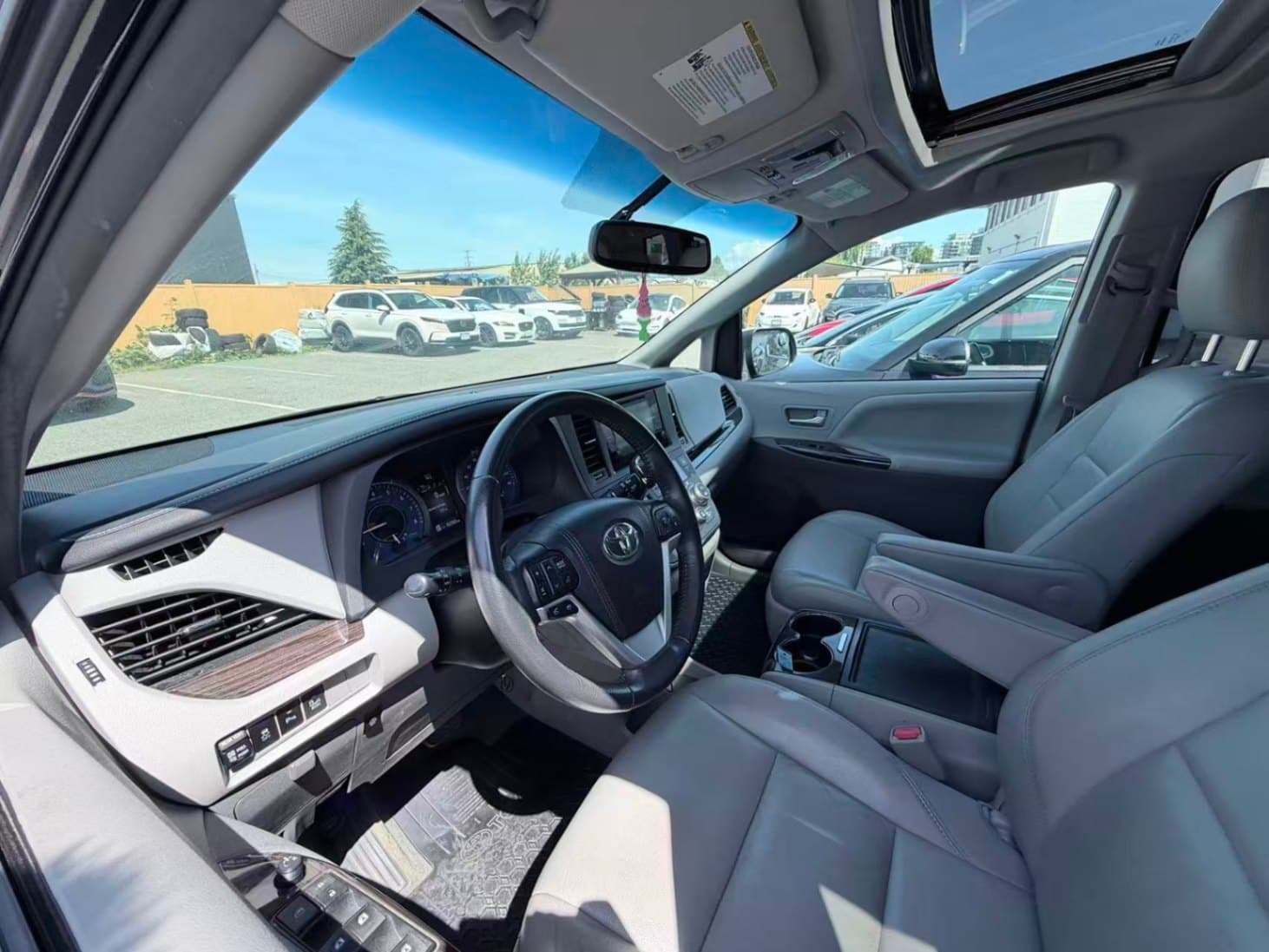 2017 Toyota Sienna XLE 7-Pass AWD/ CLEAN TITLE/ BC LOCAL