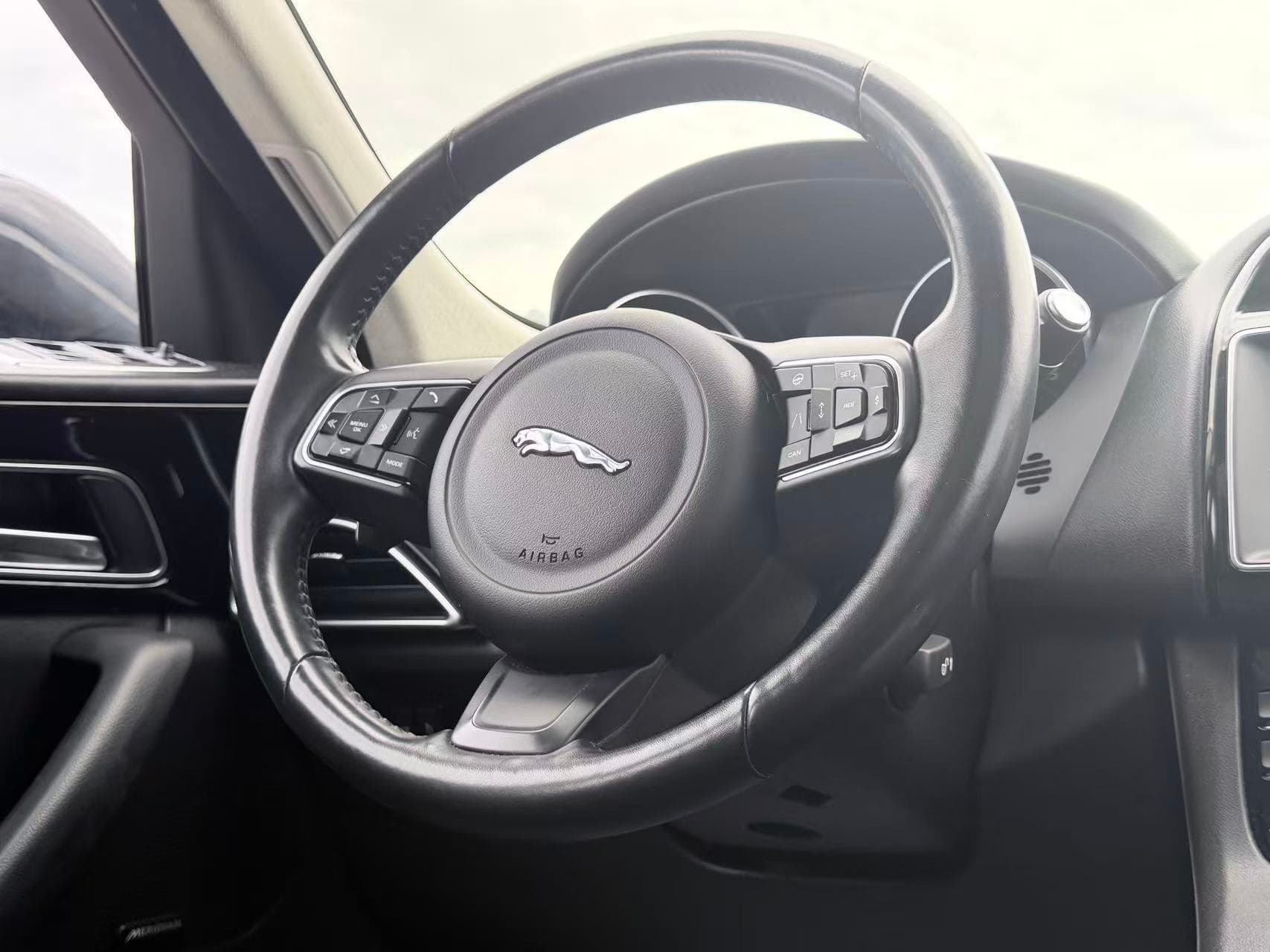 2019 Jaguar F-PACE 25t AWD Premium/ CLEAN TITLE/ BC LOCAL