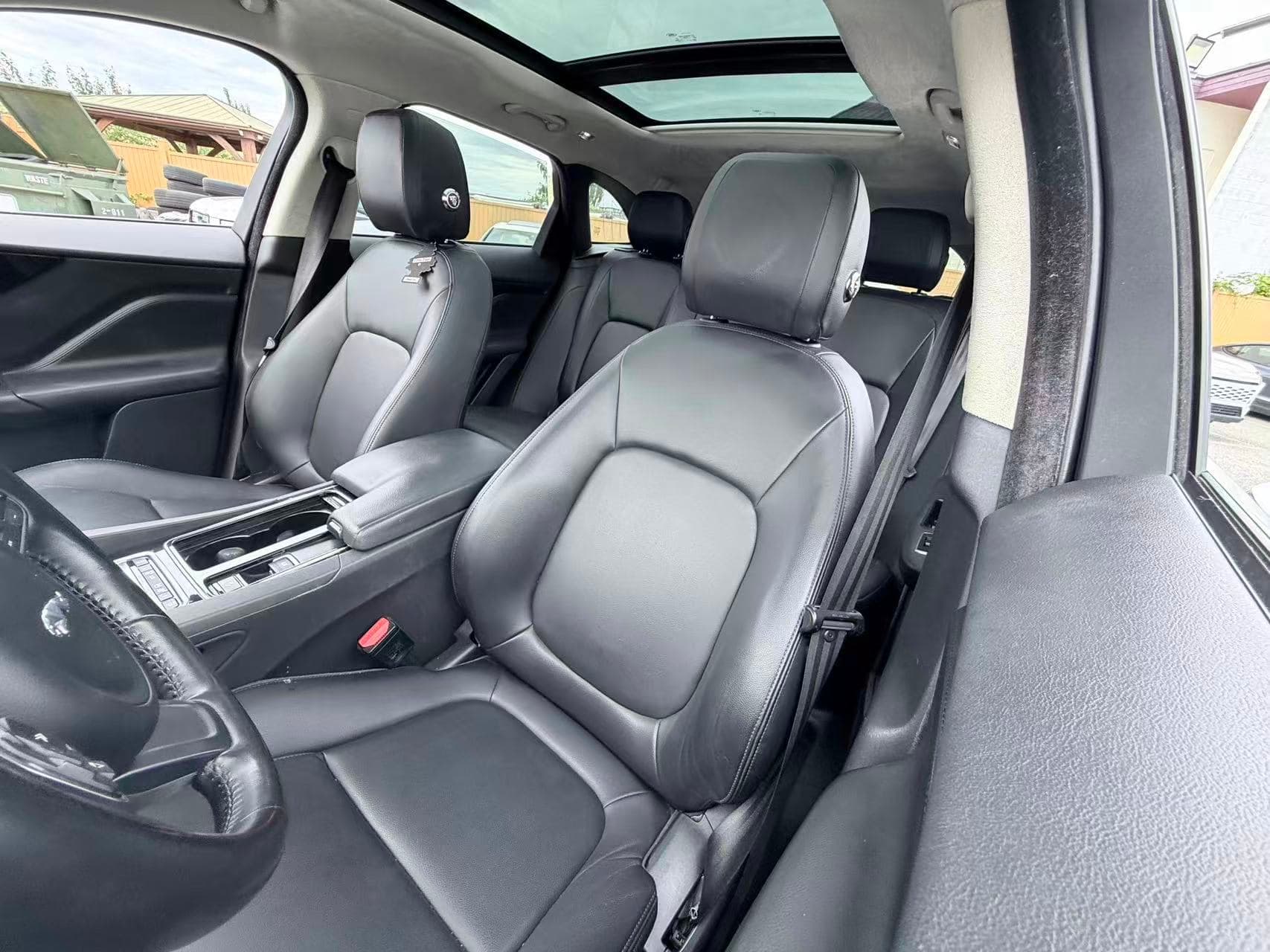 2019 Jaguar F-PACE 25t AWD Premium/ CLEAN TITLE/ BC LOCAL