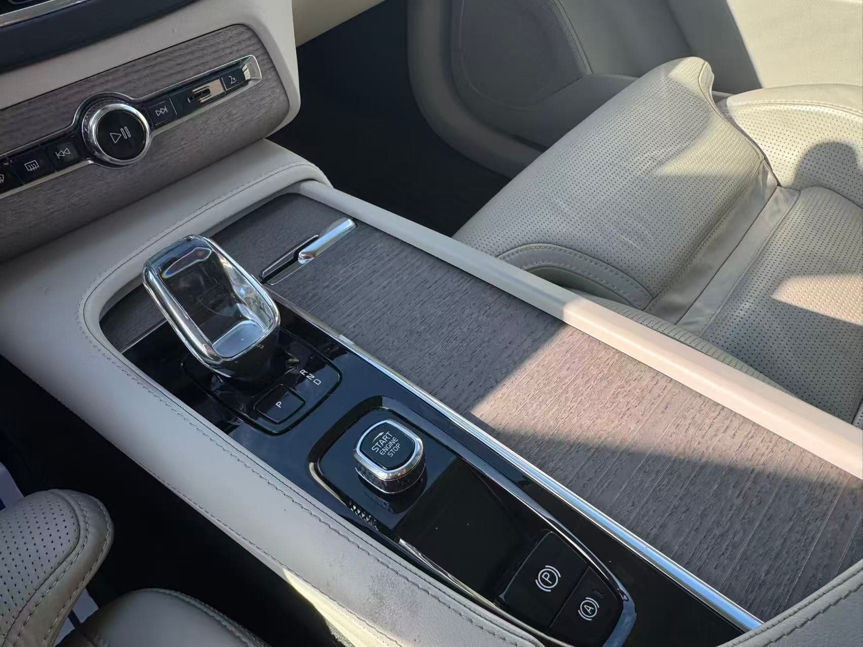 2023 Volvo XC90 Ultimate Dark Theme 7-Seater/ CLEAN TITLE/ EXTRA SET OF TIRE/ BOWER& WILKINS