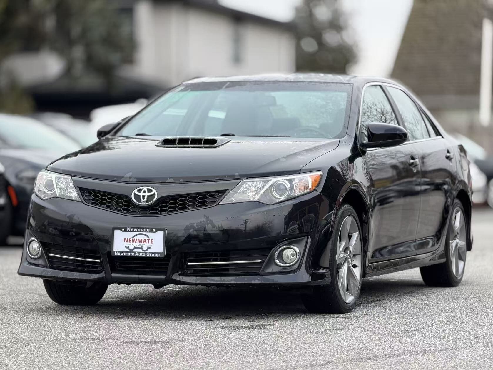 2014 Toyota Camry V6 SE. LOCAL BC VEHICLE.