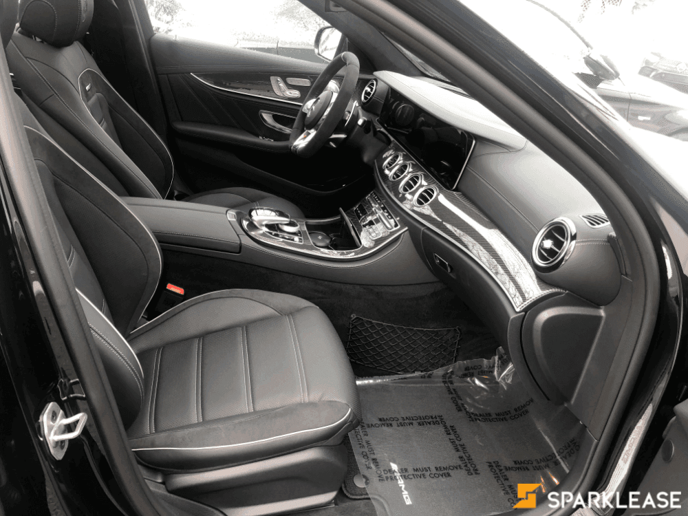 2020 Mercedes-Benz E63 带方向盘旋钮