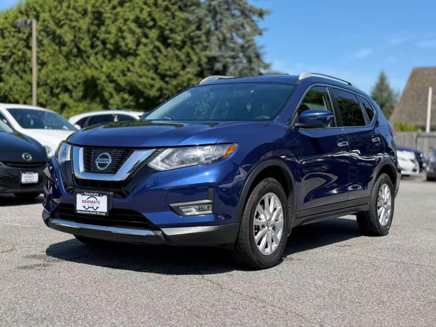 2017 Nissan Rogue SV. LOCAL BC VEHICLE. FULLY OPTIONED.