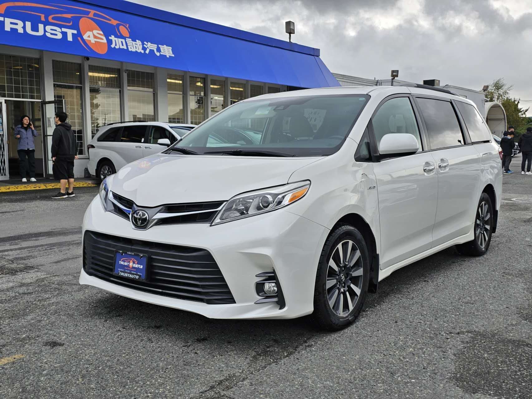 2019 Toyota Sienna XLE /Local Car/One Owner