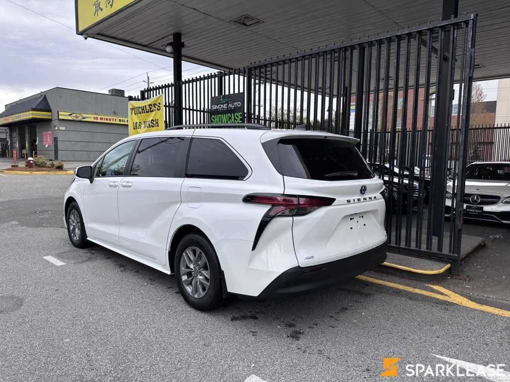 2022 Toyota Sienna LE 8-Passenger AWD