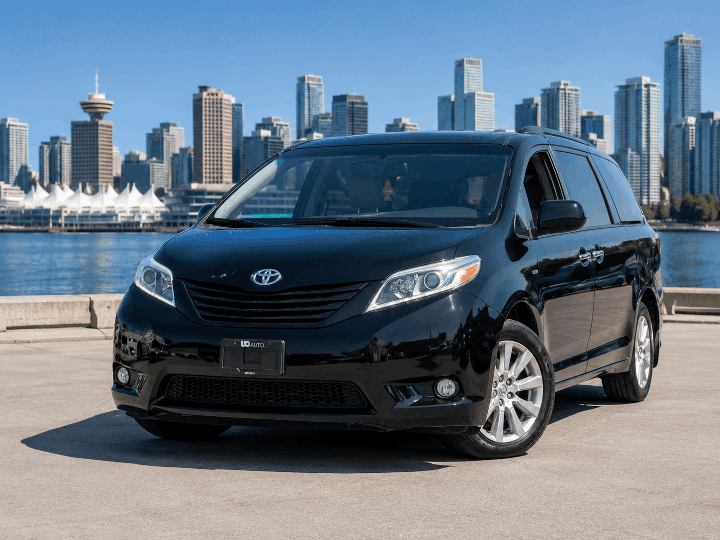 2017 Toyota Sienna XLE 7-Pass AWD/ CLEAN TITLE/ BC LOCAL