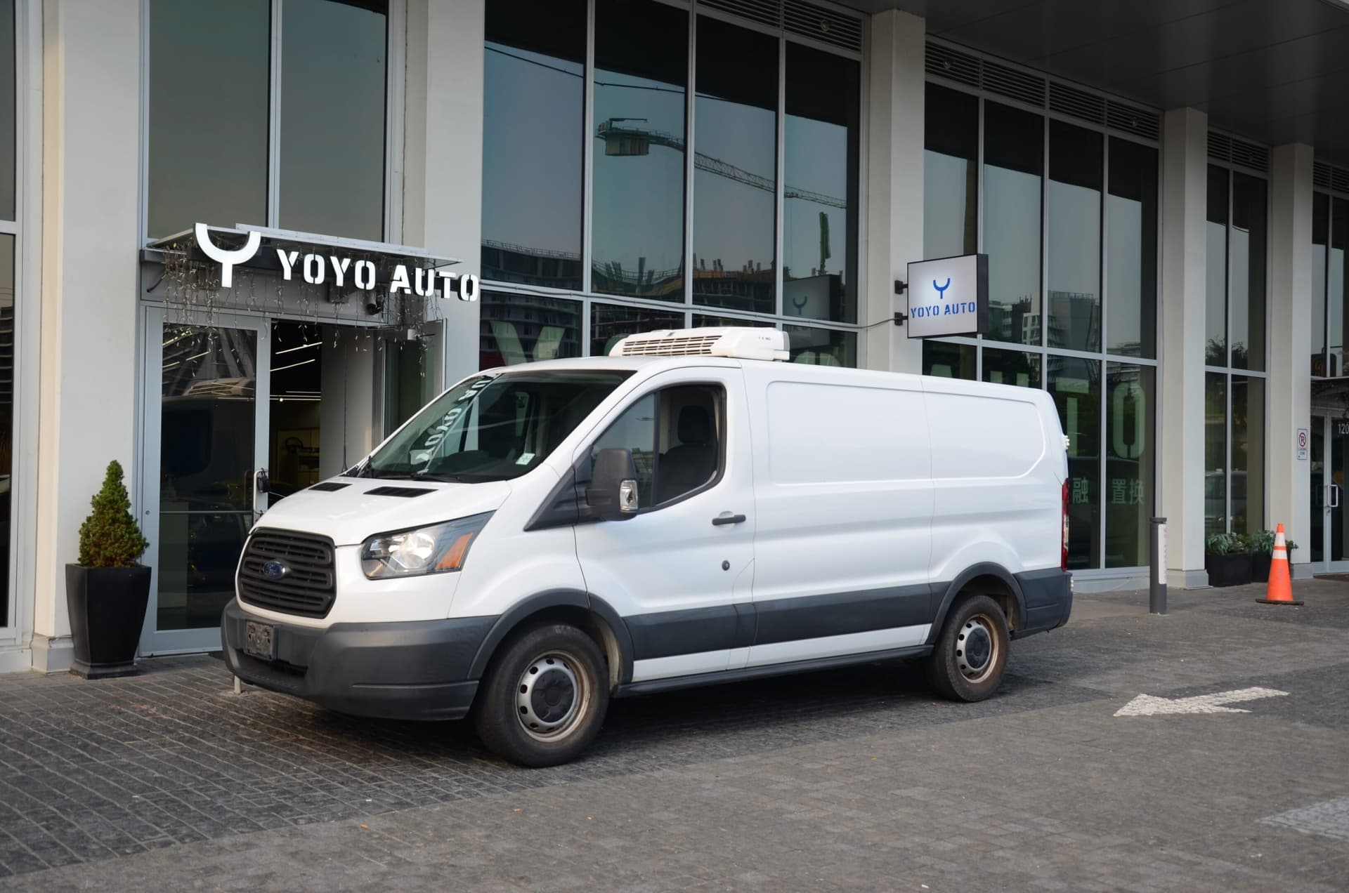 2017 Ford Transit T-150 130" Low Rf 8600 GVWR Swing-Out RH Dr