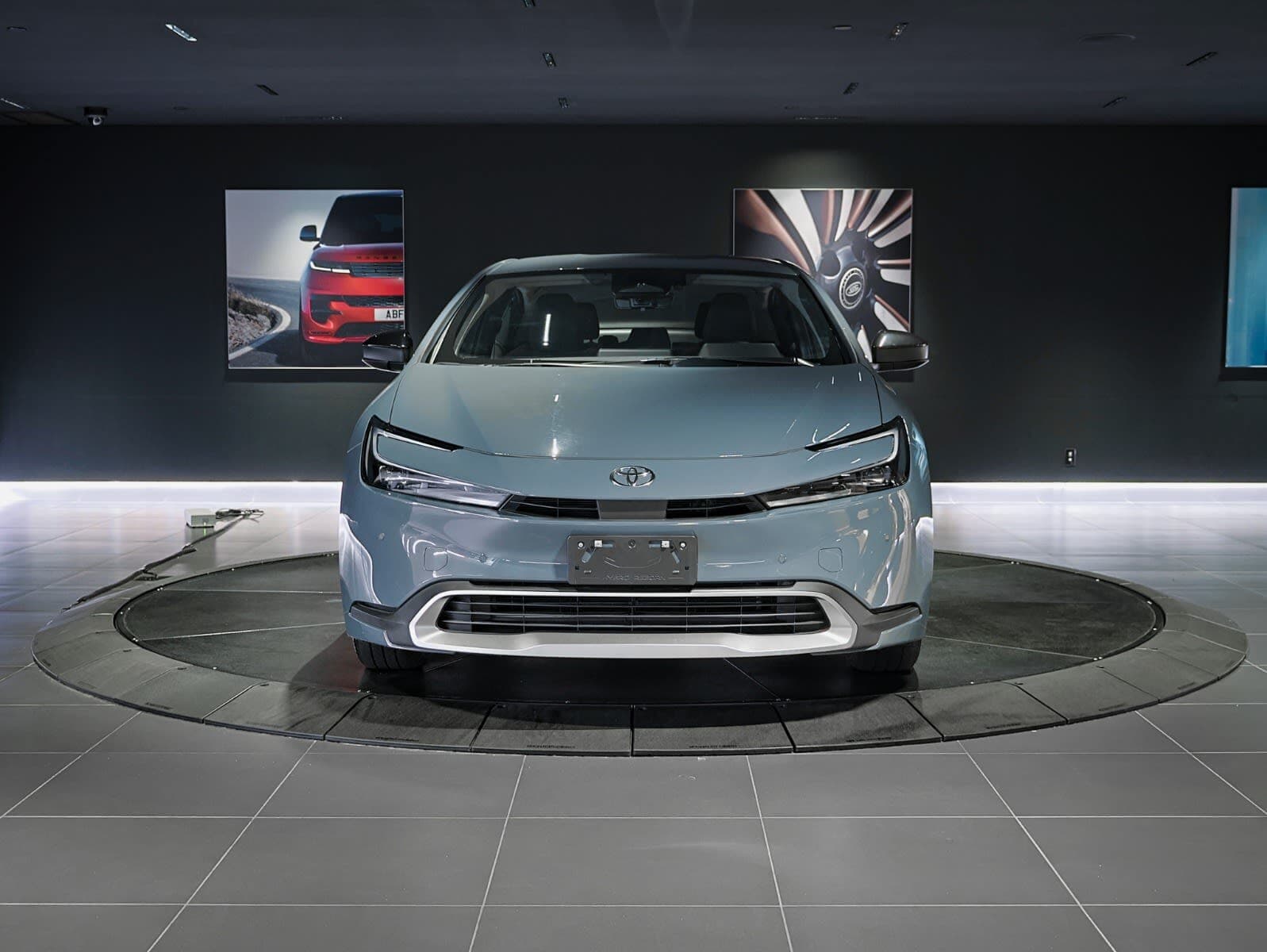 2025 Toyota Prius Plug-In Hybrid SE
