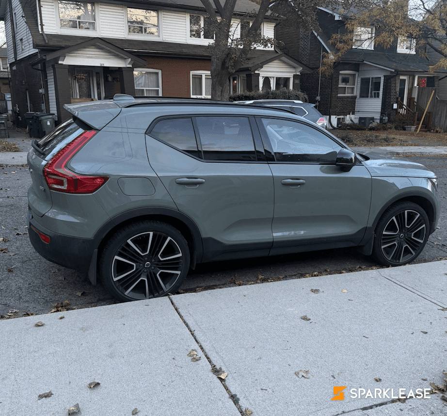 2025 Volvo XC40 B5 AWD Ultra Dark Theme