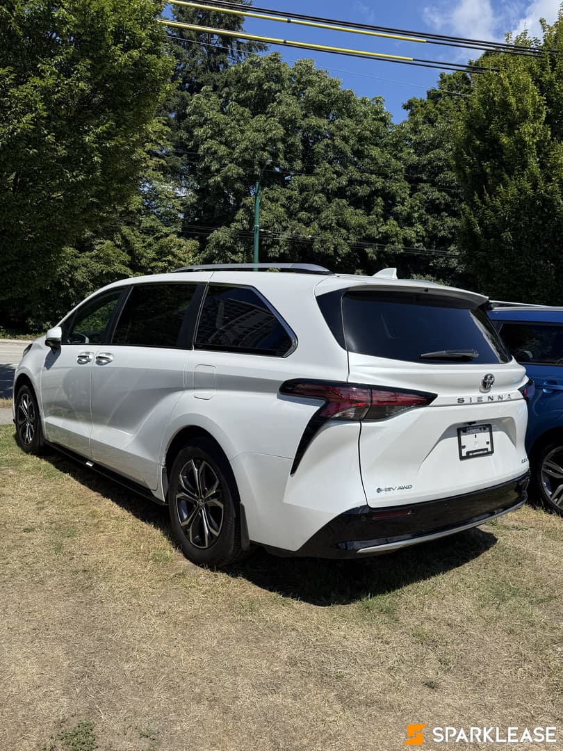 2026 Toyota Sienna LE 8-Passenger AWD