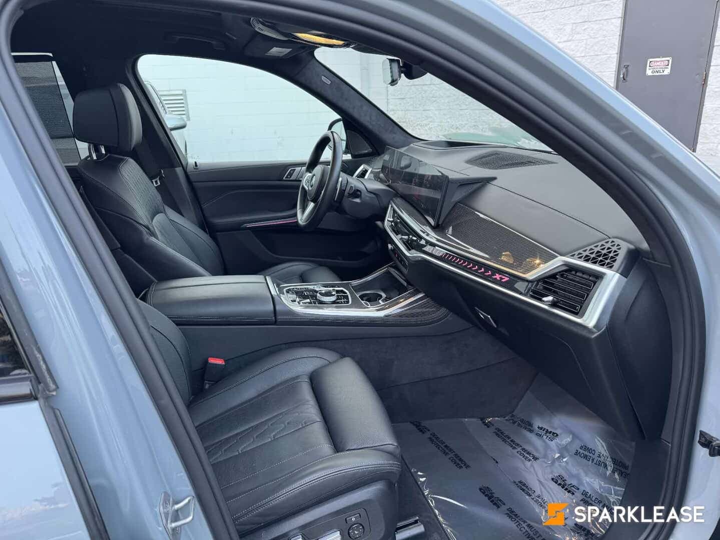 2024 BMW X7 40i Excellence带水晶灯