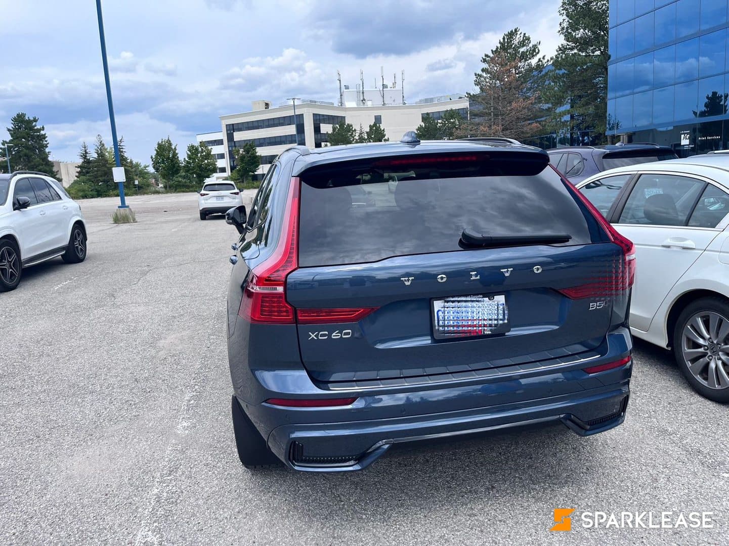 2024 Volvo XC60 B5 AWD Plus Dark Theme