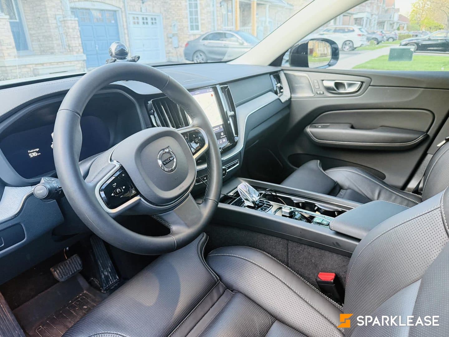 2025 Volvo XC60 B5 AWD Ultra Dark Theme