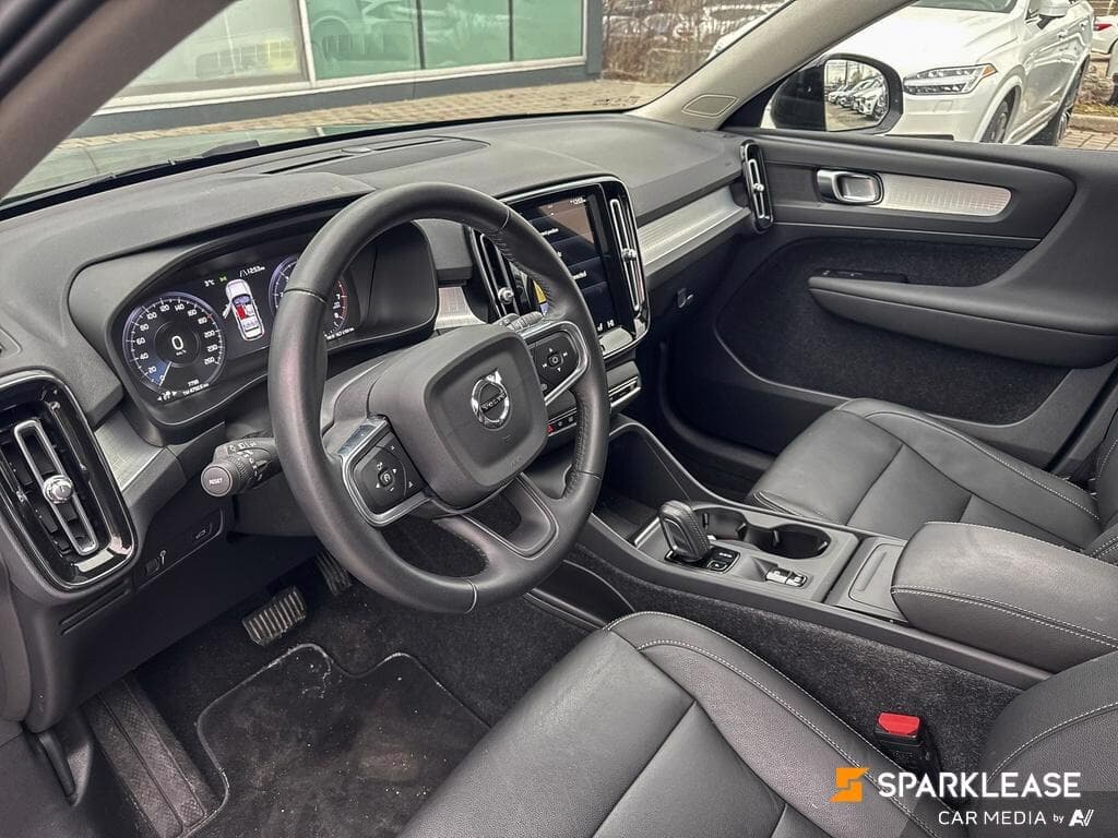 2021 Volvo XC40 T5 AWD Momentum