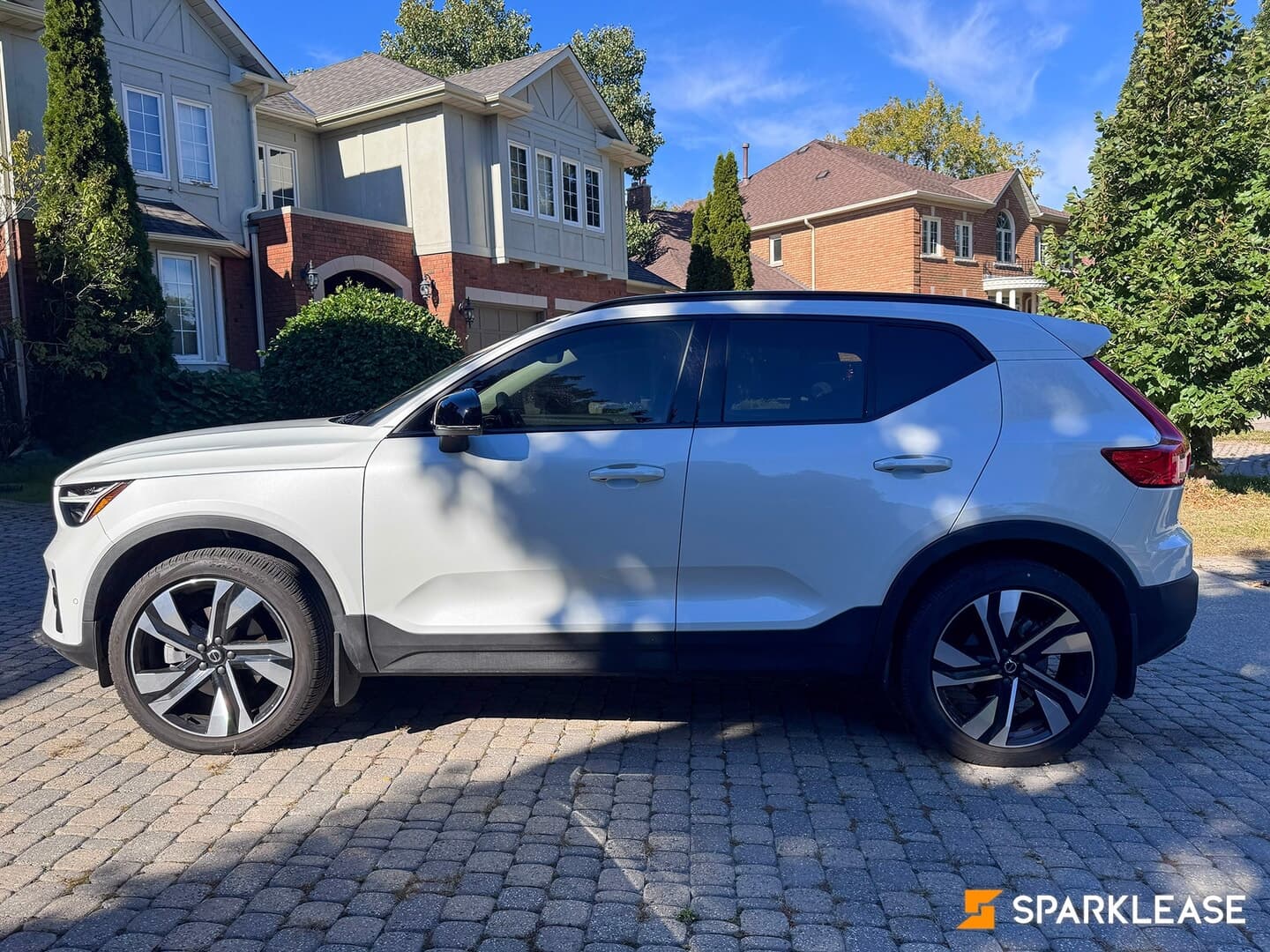 2024 Volvo XC40 B5 AWD Plus Dark Theme