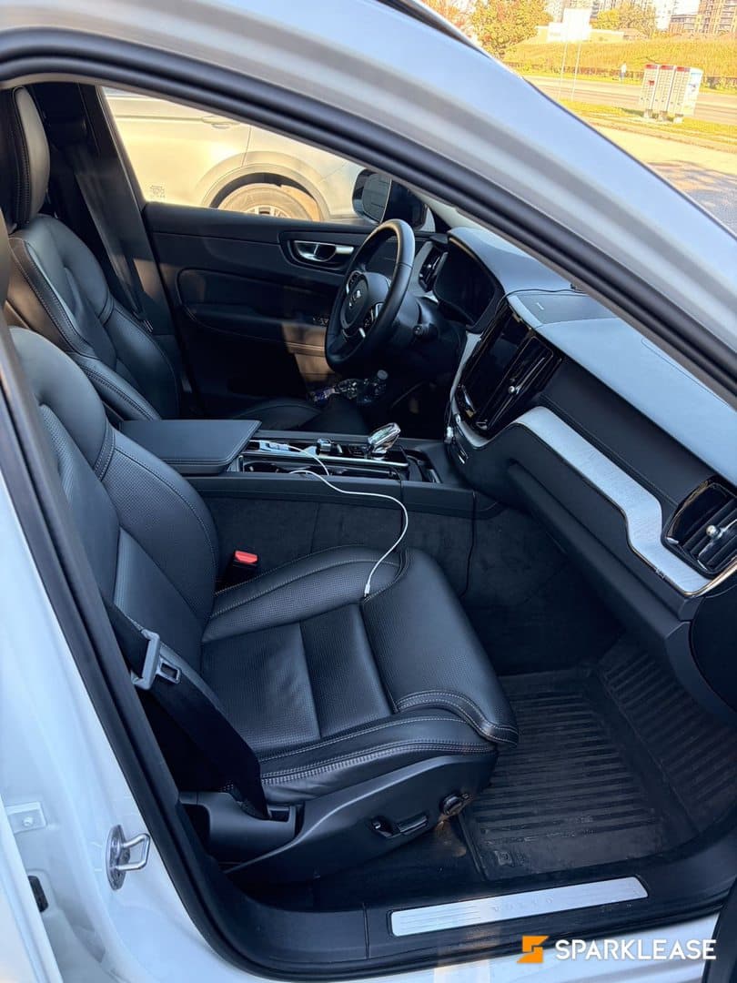 2025 Volvo XC60 B5 AWD Ultra Dark Theme