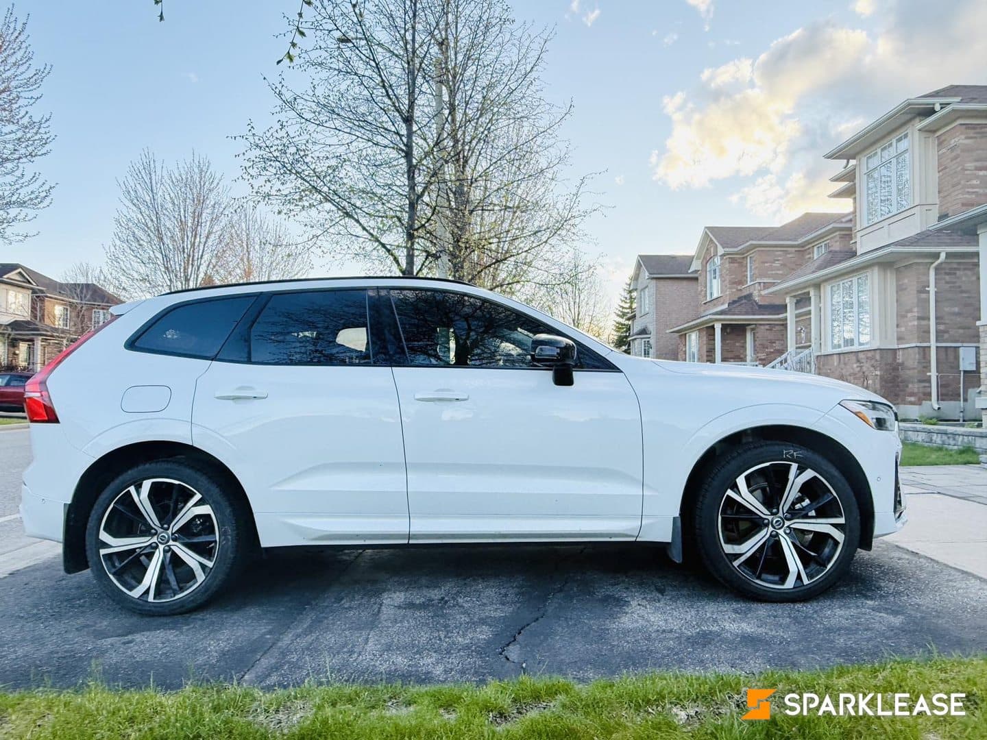 2025 Volvo XC60 B5 AWD Ultra Dark Theme