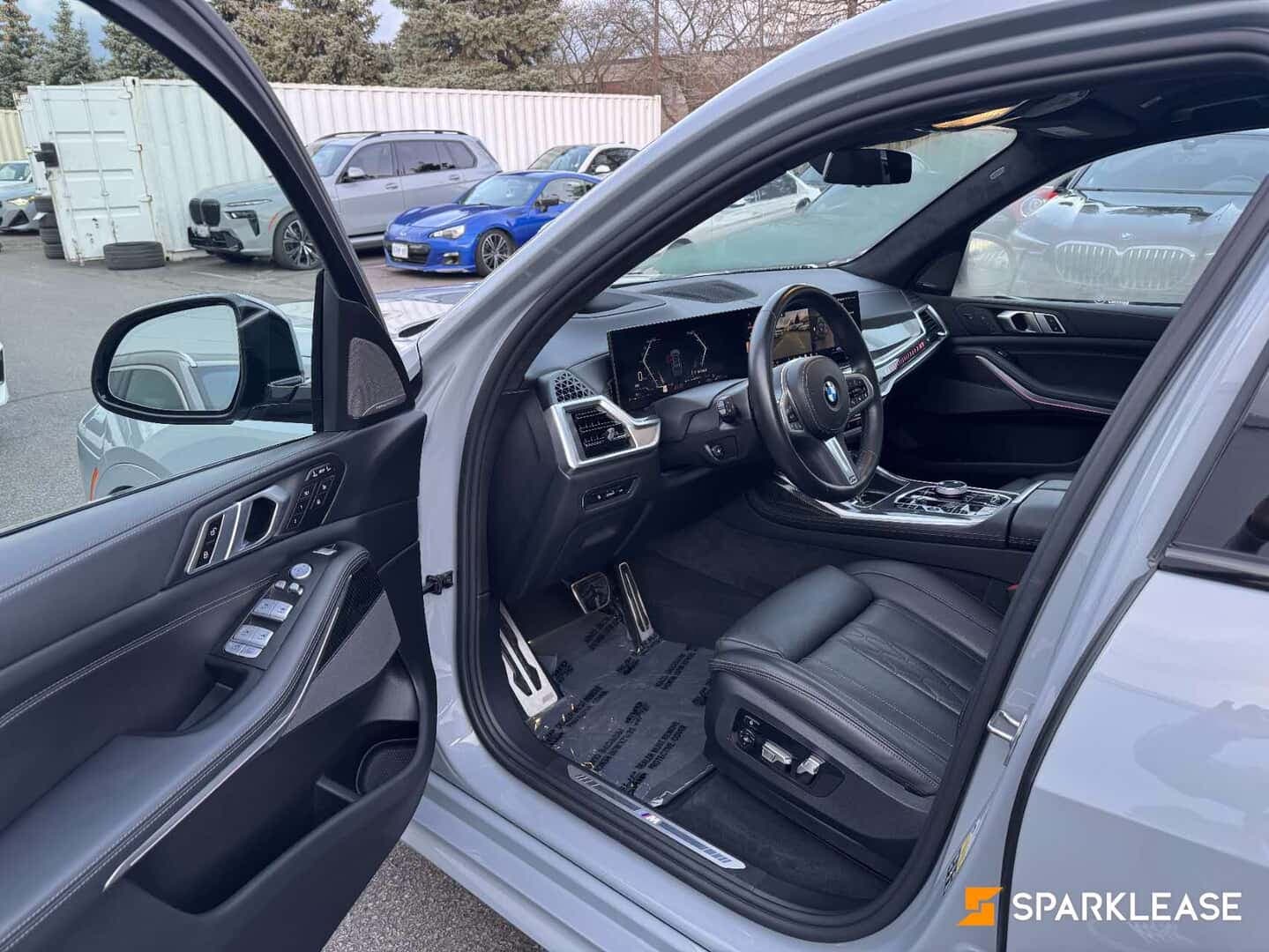 2024 BMW X7 40i Excellence带水晶灯