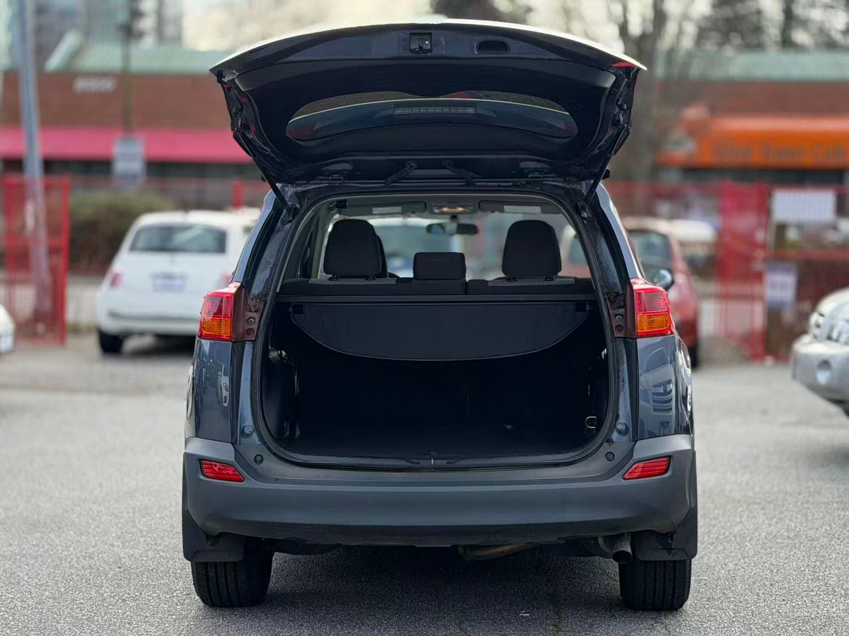 2013 Toyota RAV4 LE. NO ACCIDENT.