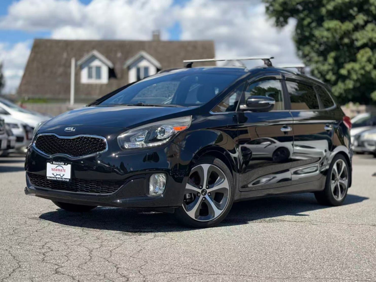 2014 Kia Rondo Luxury. LOCAL BC VEHICLE. FULL SERVICE RECORD. LOW KILOMETRES. 7 SEATER.