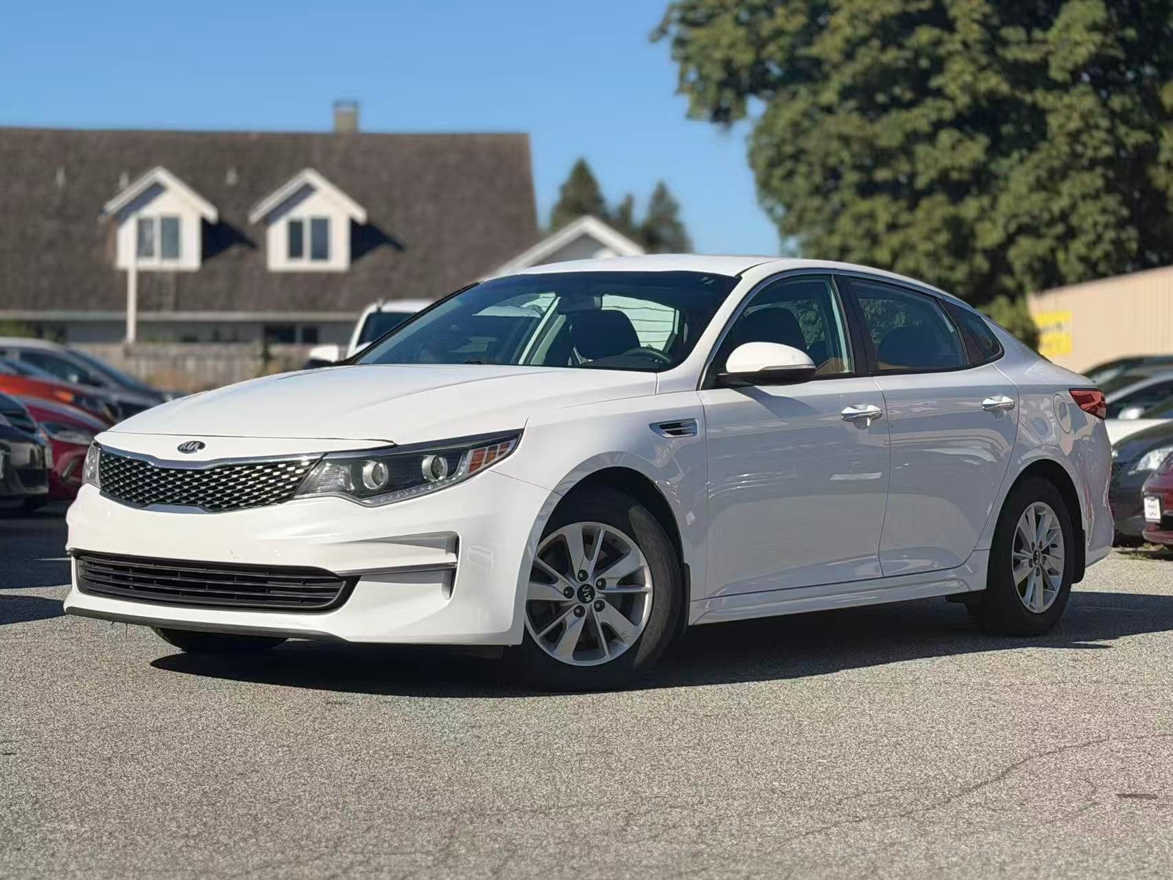 2016 Kia Optima LX+. NO ACCIDENT. LOW KILOMETRES.