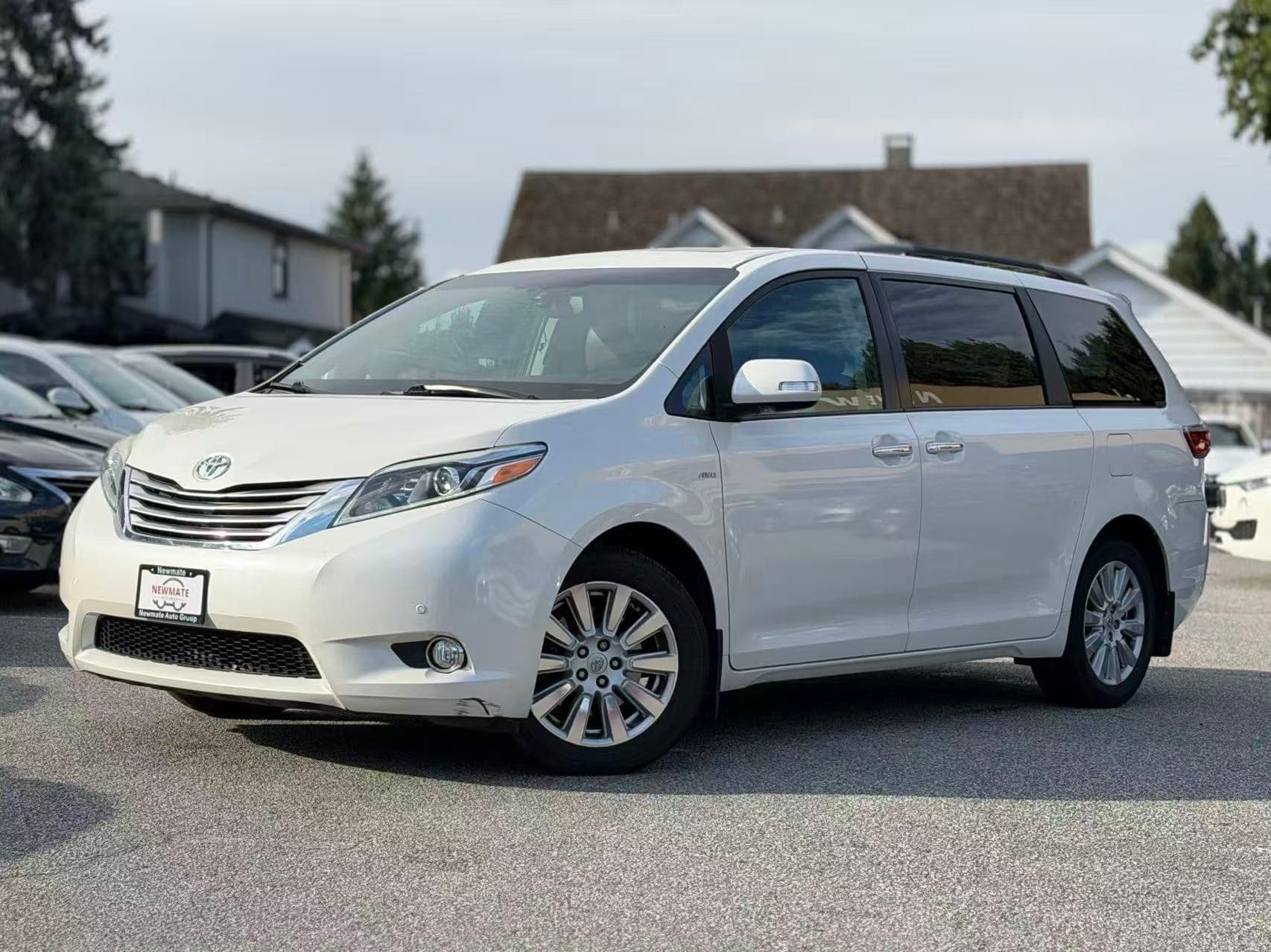 2017 Toyota Sienna Limited. LOCAL BC VEHICLE. TOP TRIM FULLY OPTIONED.