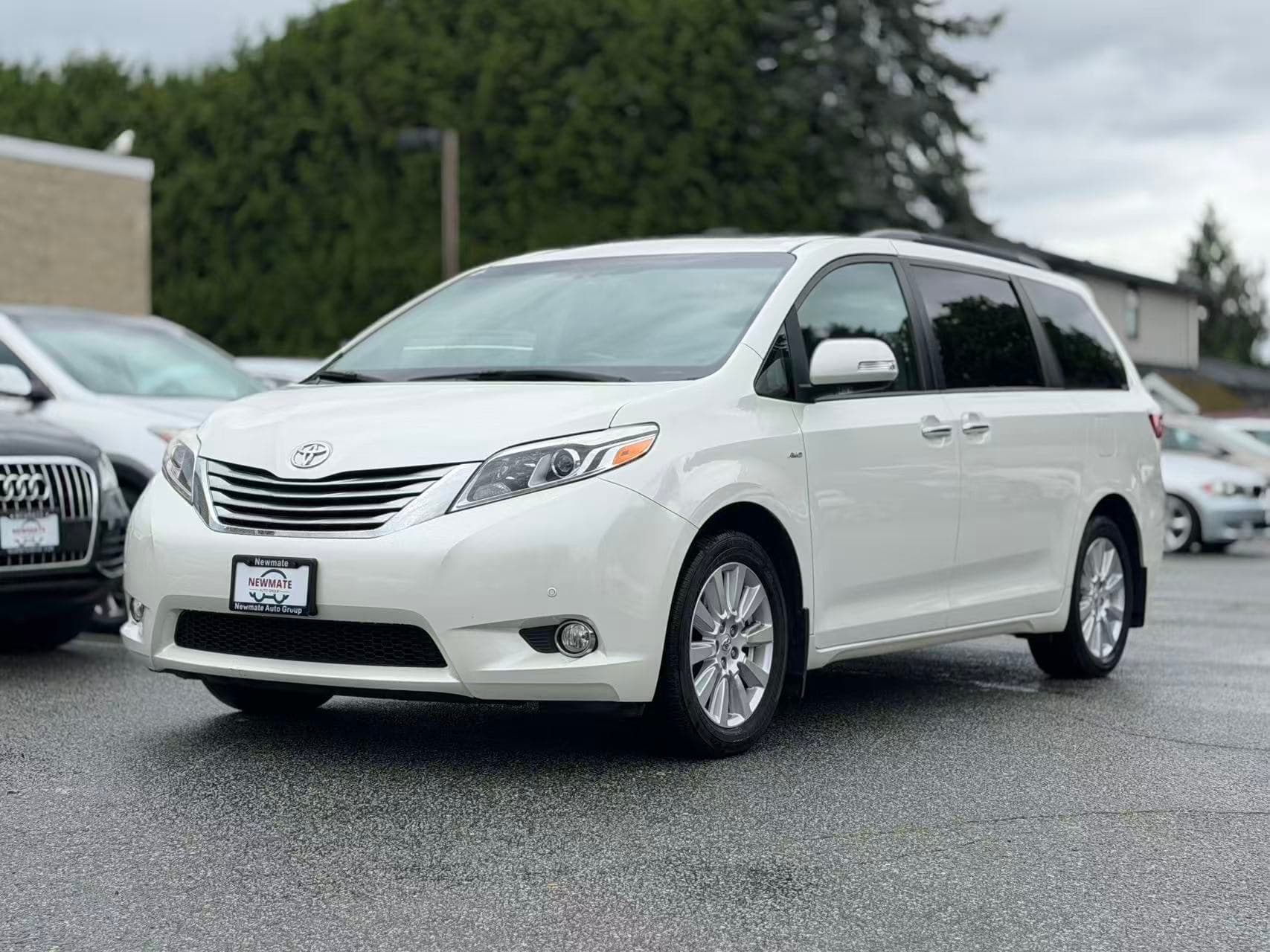 2017 Toyota Sienna Limited. LOCAL BC VEHICLE. 7 SEATER. LIMITED TOP TRIM.