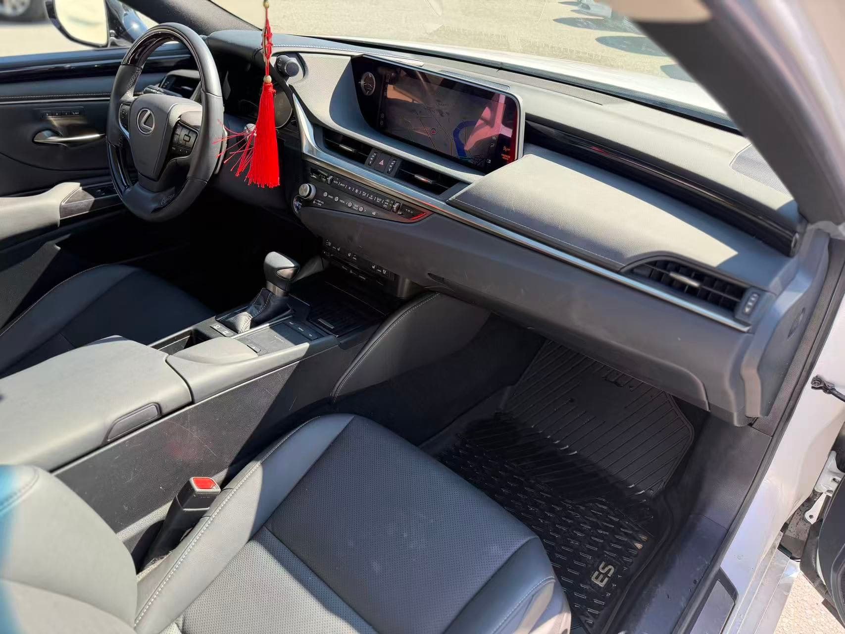 2021 Lexus ES ES 300h. LOCAL BC VEHICLE. ONE OWNER. LOW KILOMETRES.