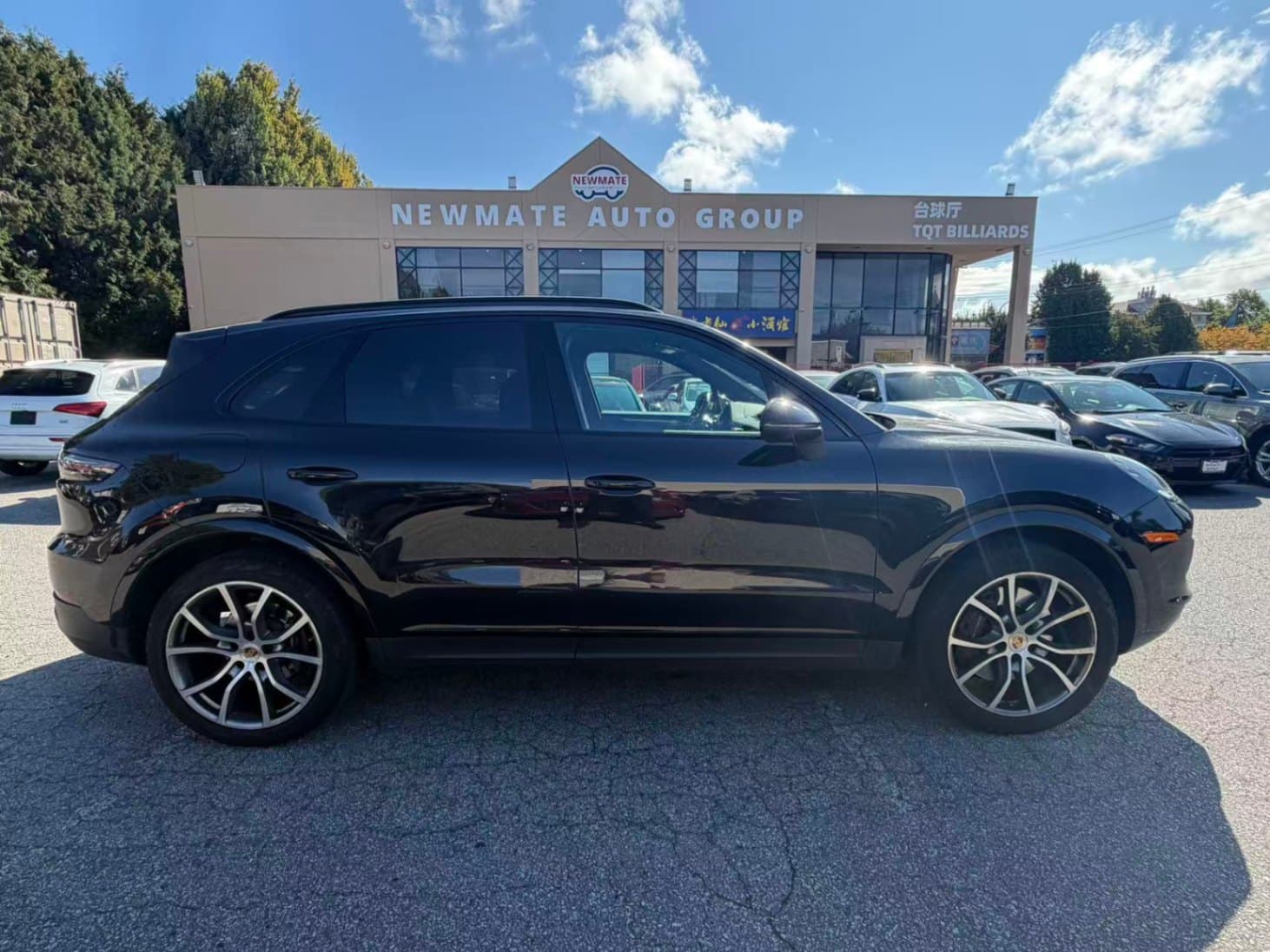 2022 Porsche Cayenne Platinum Edition. LOCAL BC VEHICLE. NO ACCIDENT. LOW KILOMETRES.
