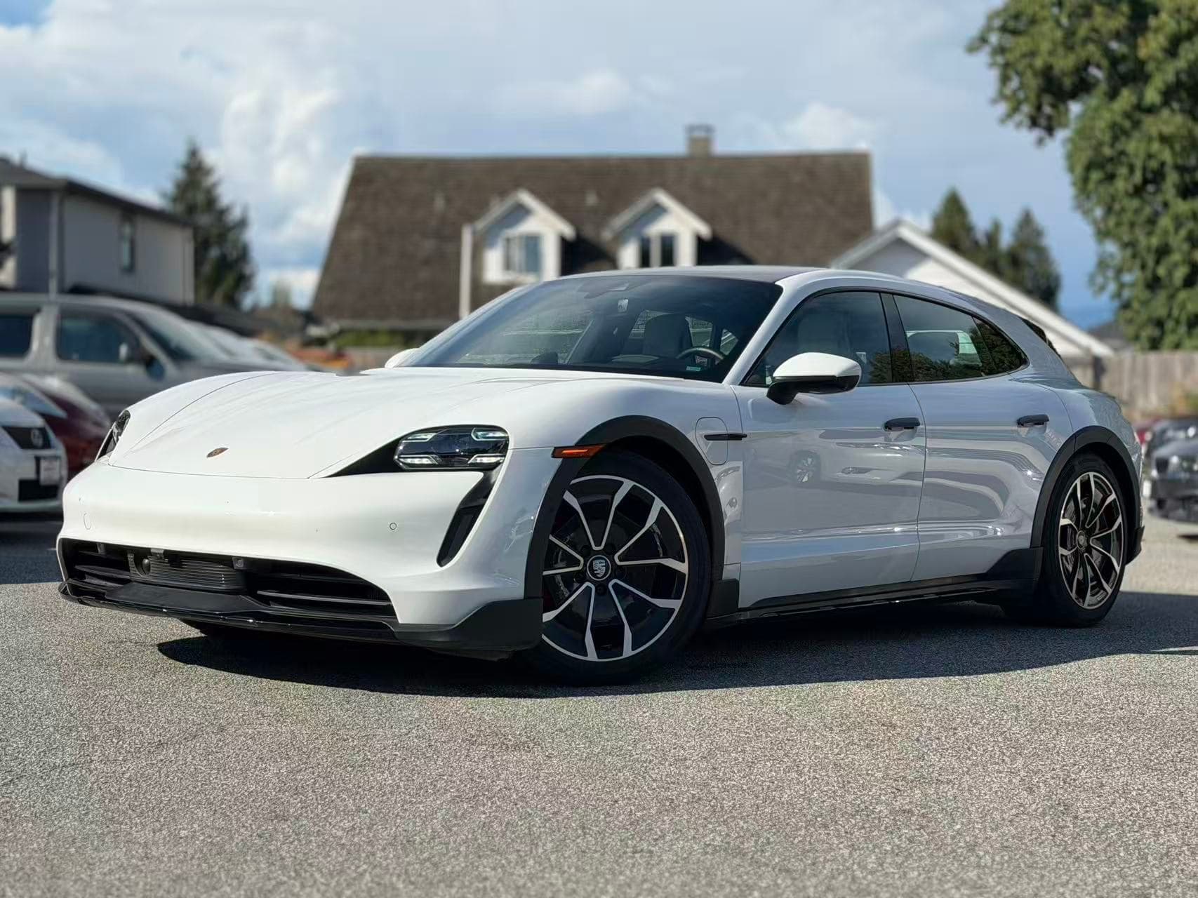 2023 Porsche Taycan 4S Cross Turismo. ONE OWNER. NO ACCIDENT. ONLY 7473 KM. MINT CONDITION.