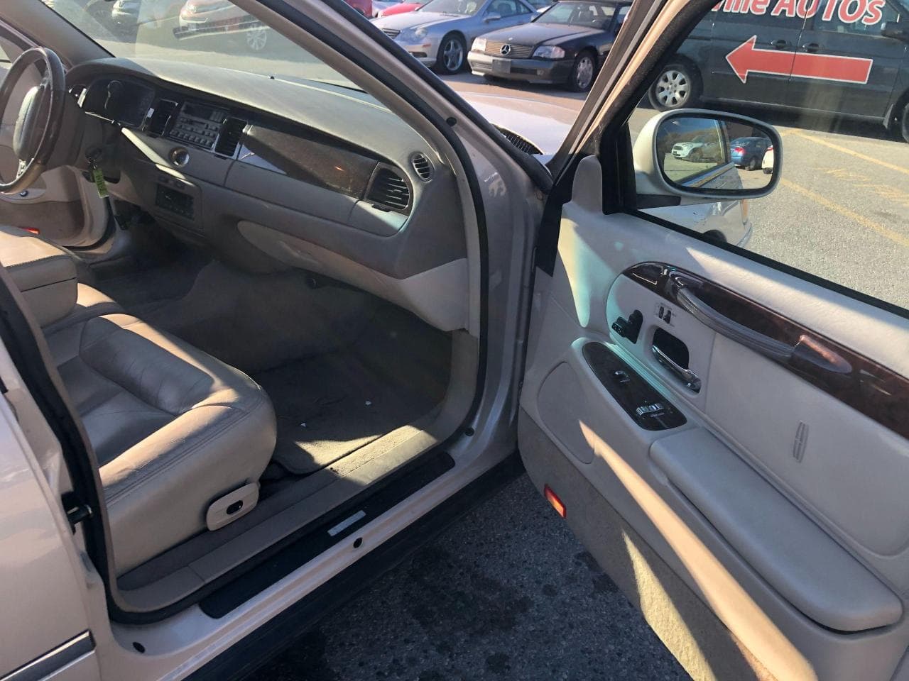 2001 Lincoln Town Car
Cartier/ LOW KM 139 K KM/NO ACCIDENTS FULL SERVICE