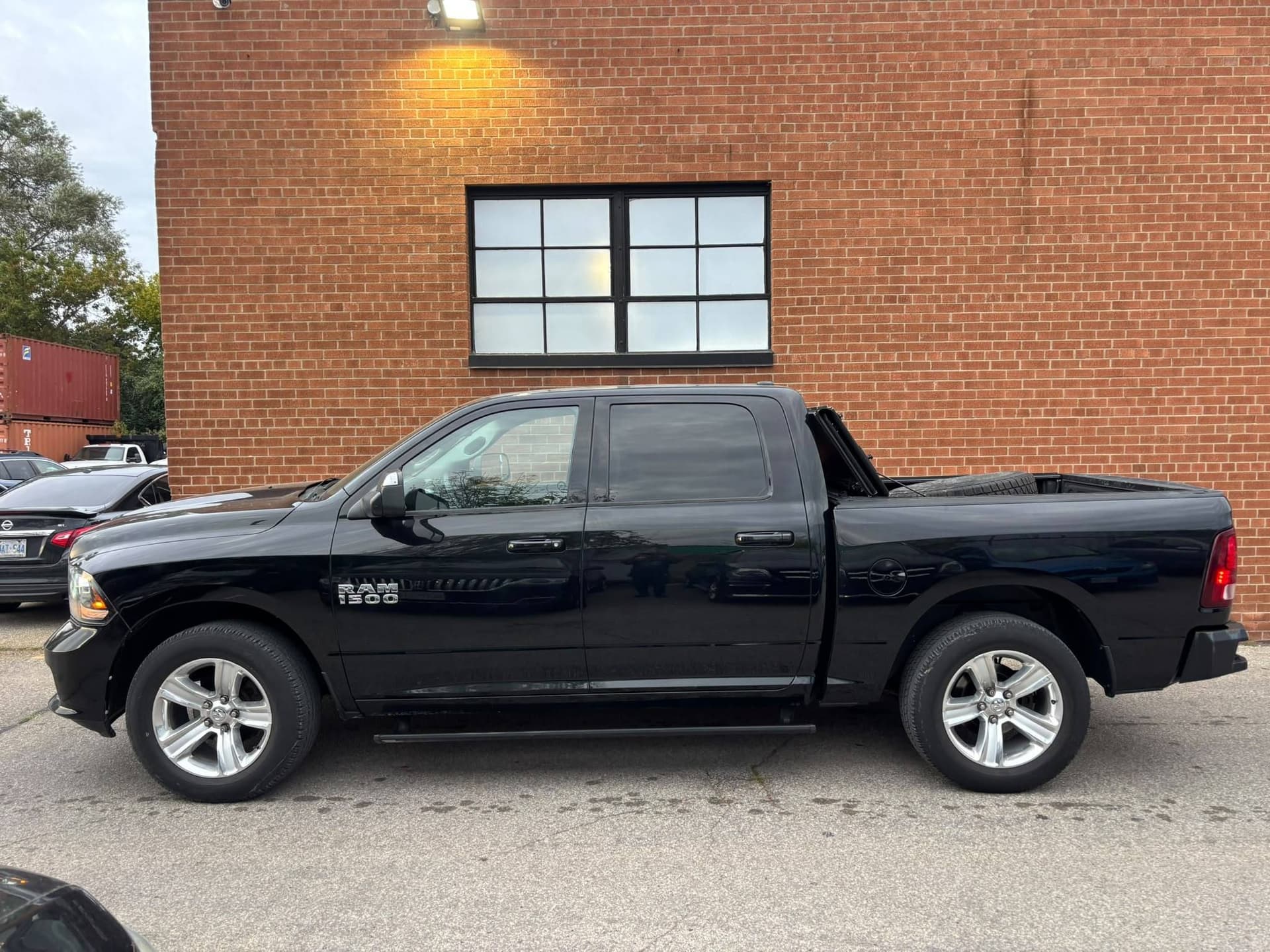 2014 Ram 1500 4WD Crew Cab 140.5" Sport
